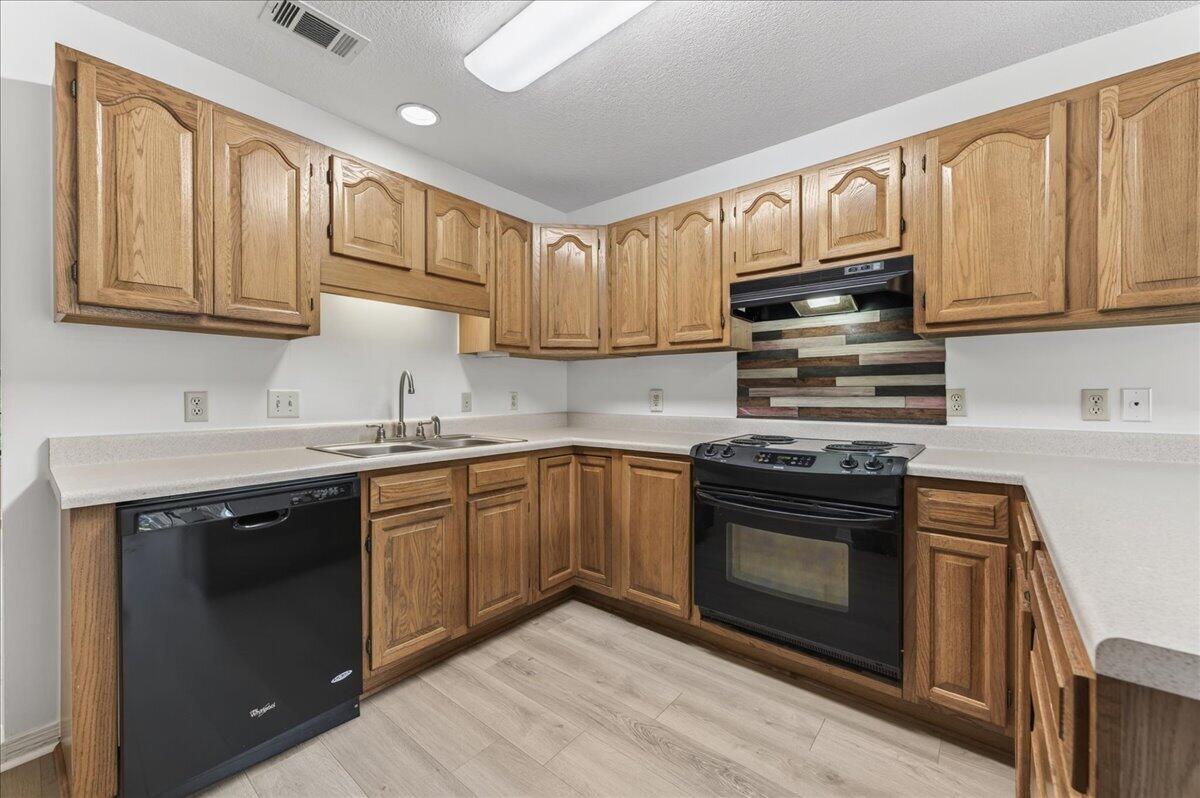 WOODLAND SHORES - Residential