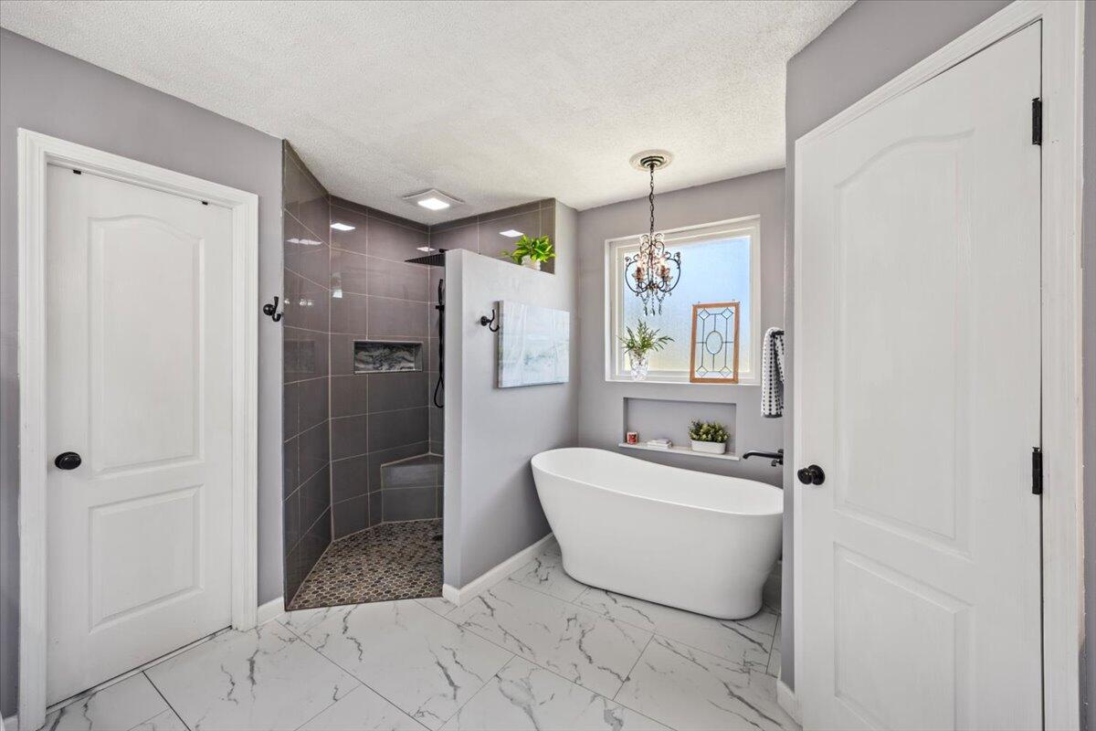 HOLLY BY THE SEA - Residential