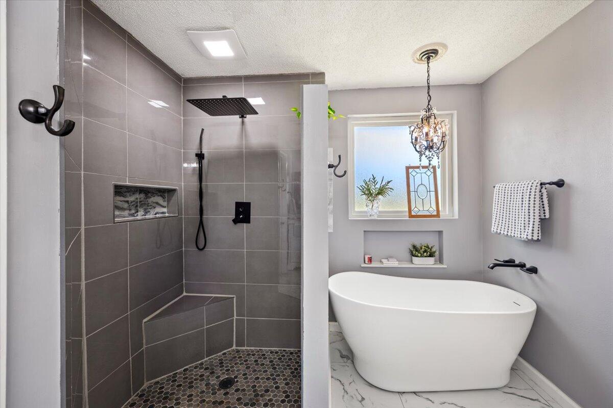 HOLLY BY THE SEA - Residential