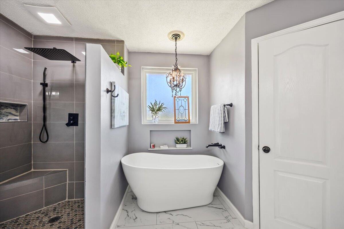 HOLLY BY THE SEA - Residential