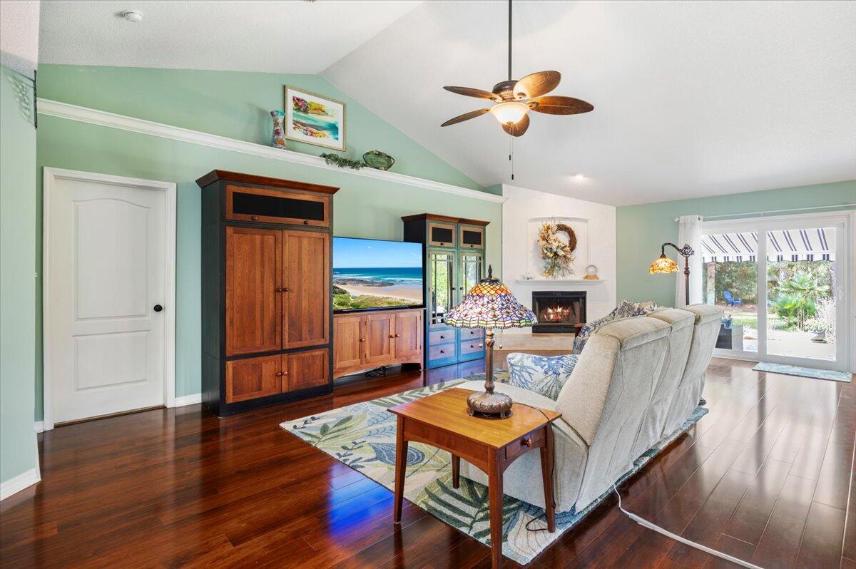 HOLLY BY THE SEA - Residential