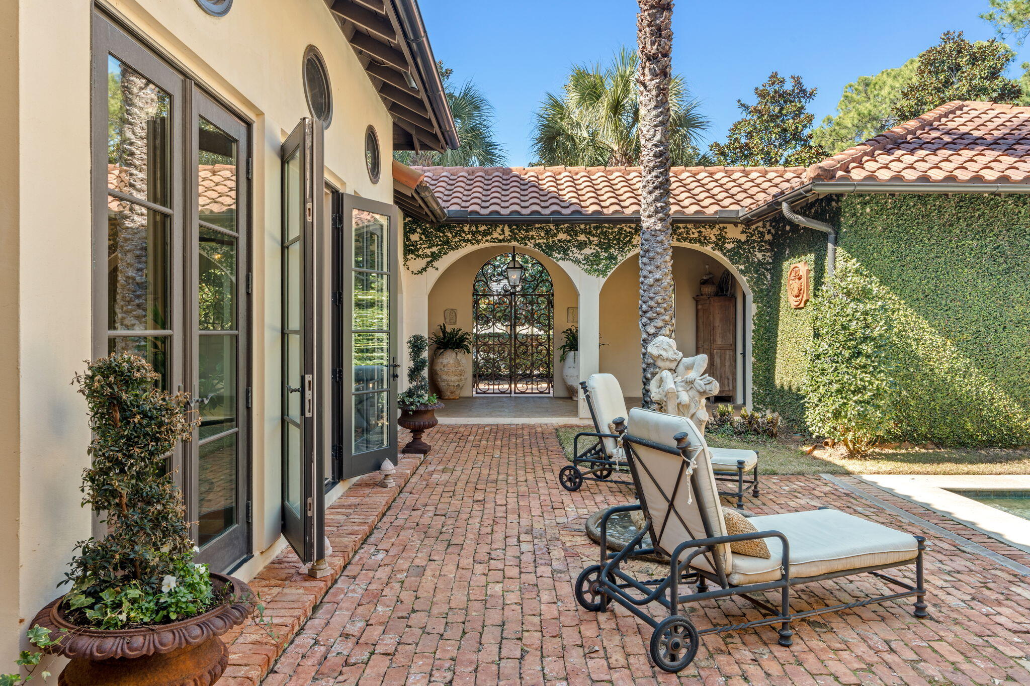 BAYTOWNE AVE EAST - Residential