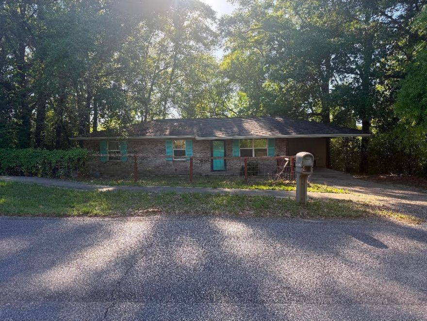 3 bedrooms 1 bath home on a good size yard in Defuniak Springs. Buyer to verify all pertinent information. Property is being sold AS IS.