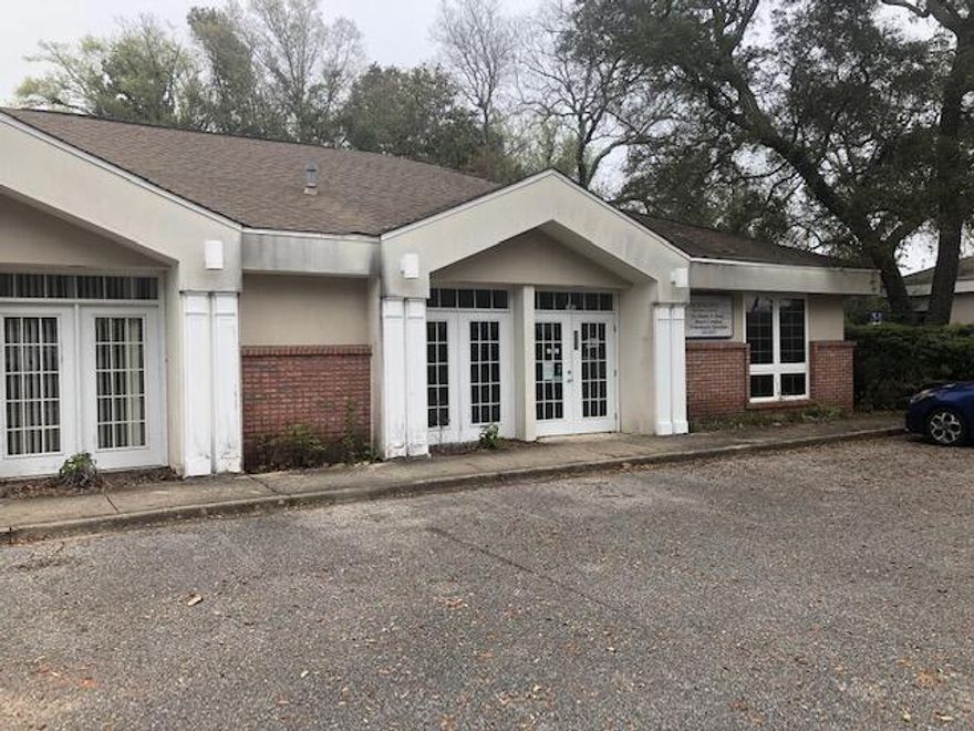 Prime commercial lease opportunity at 124 Highway 98 #401 in Mary Esther. This well-positioned unit offers excellent visibility along busy Hwy 98, with strong traffic counts and easy access. The space features an open layout adaptable for orthodontist office or service use, plus large windows providing natural light and signage exposure. Ample parking available for customers and staff. Conveniently located near Hurlburt Field, surrounding businesses, and residential neighborhoods. Ideal for growing or established businesses seeking a high-traffic location