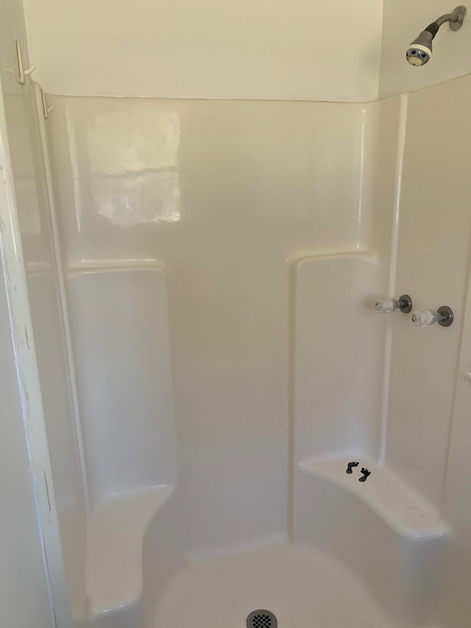 CHATEAU PRES DE LA MER - Residential Lease