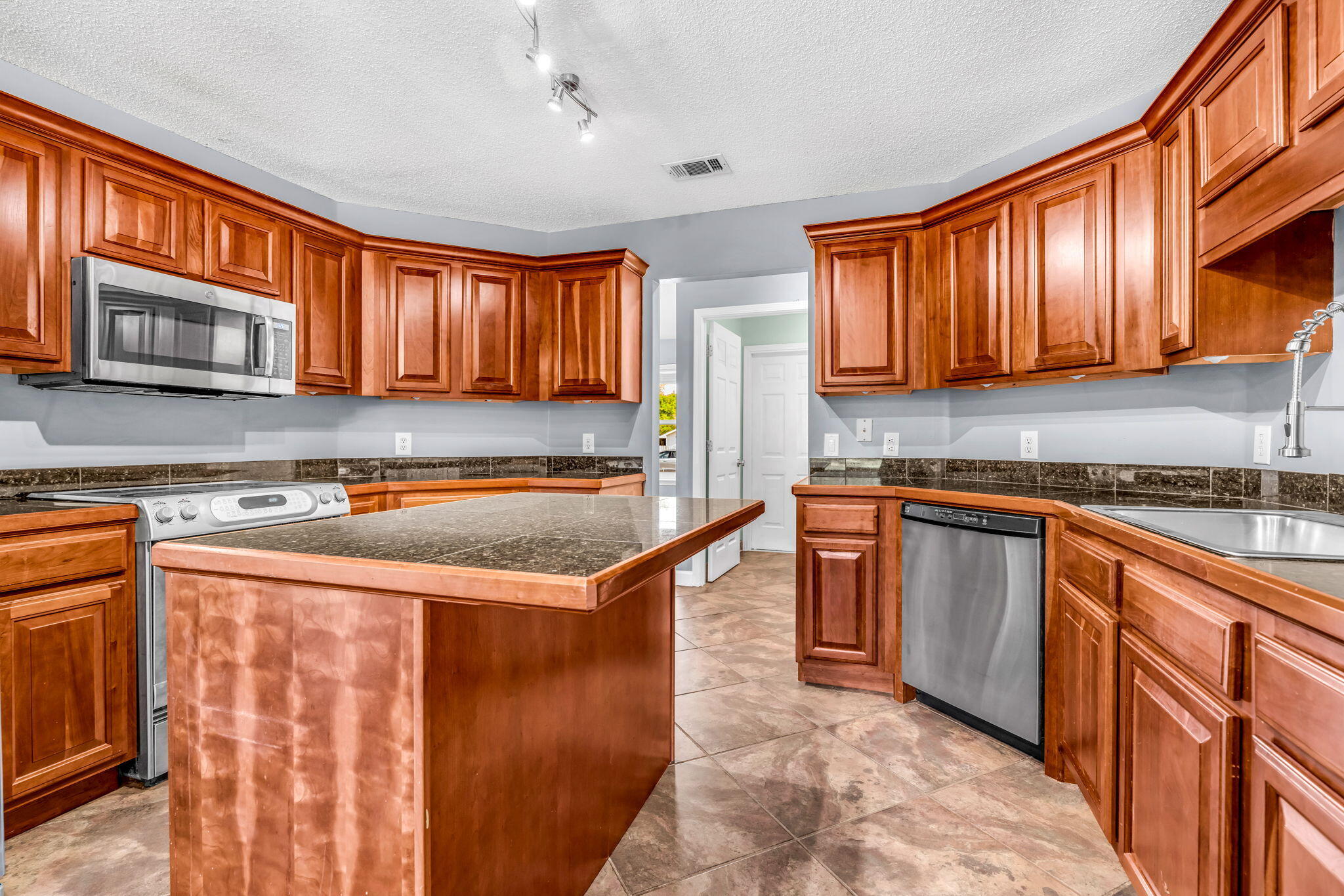 COUNTRY BREEZE ESTATES - Residential