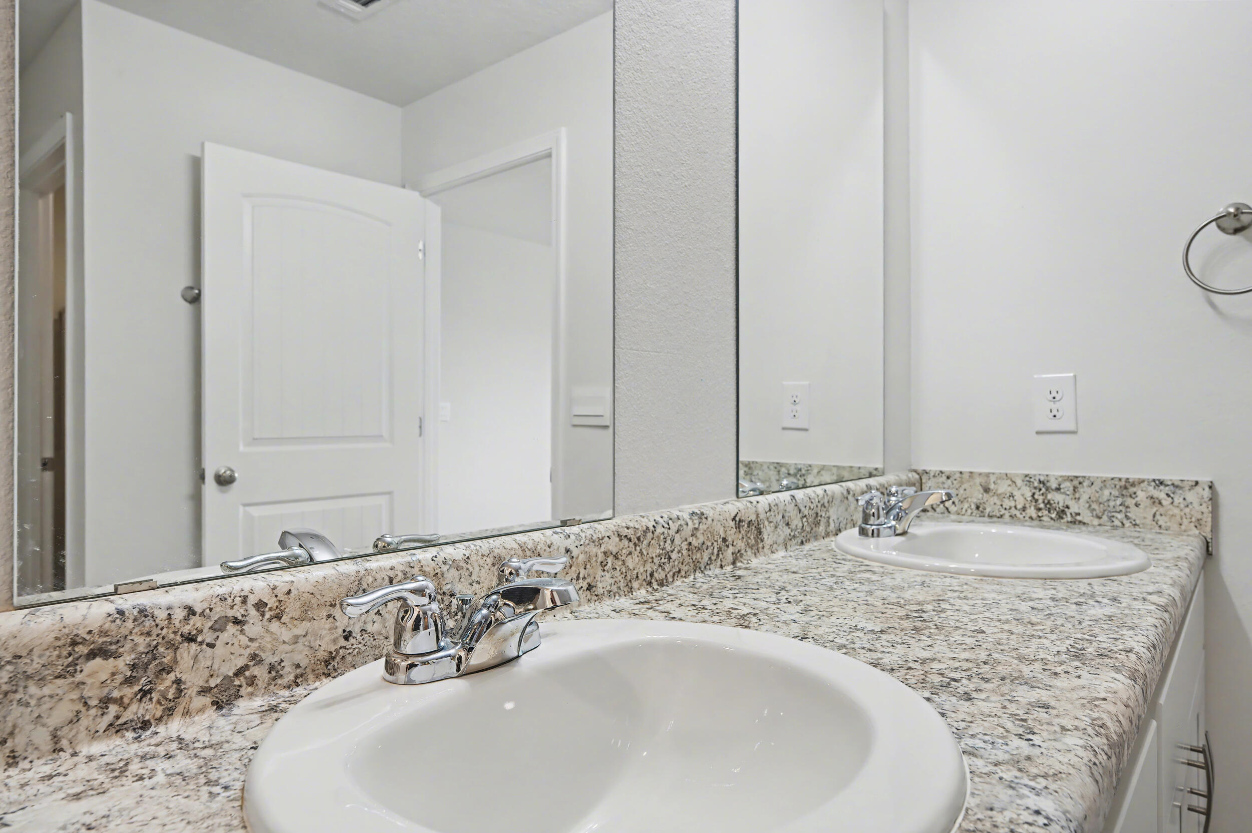 LAKERIDGE EST - Residential