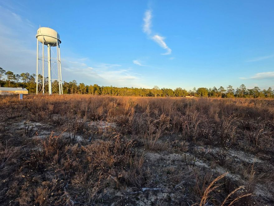 Prime 4.68± acre parcel in Holt Industrial Park offering level, buildable land with excellent access to US-90 and I-10. Ideal for commercial or industrial development, this property provides strong visibility and convenient logistics in a growing area. This site is well-suited for industrial, warehouse, or commercial use. Utilities available (to be verified by buyer). Can be used for warehouses, manufacturing, etc.