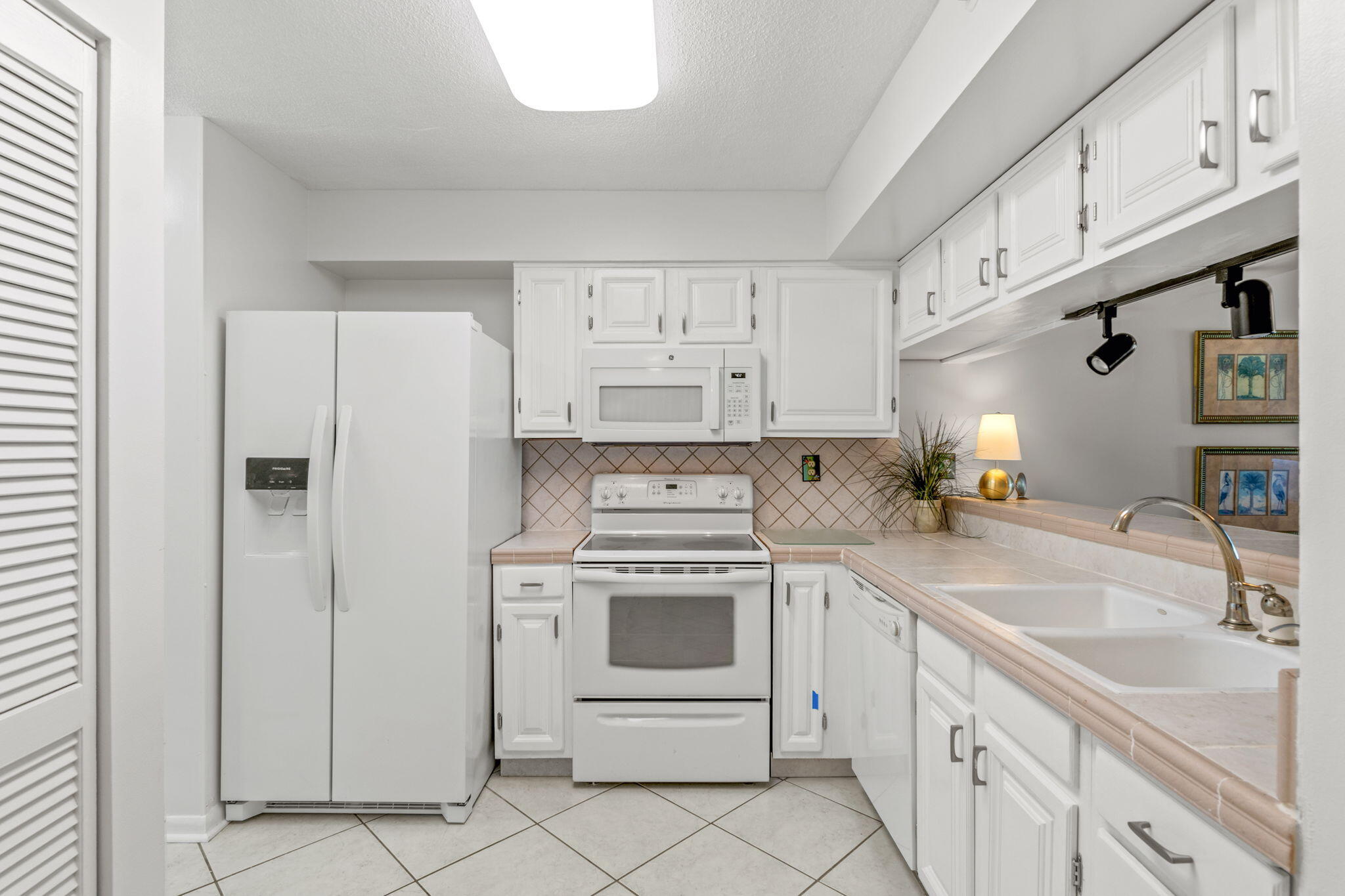 EMERALD TOWERS UNIT 405 - Residential