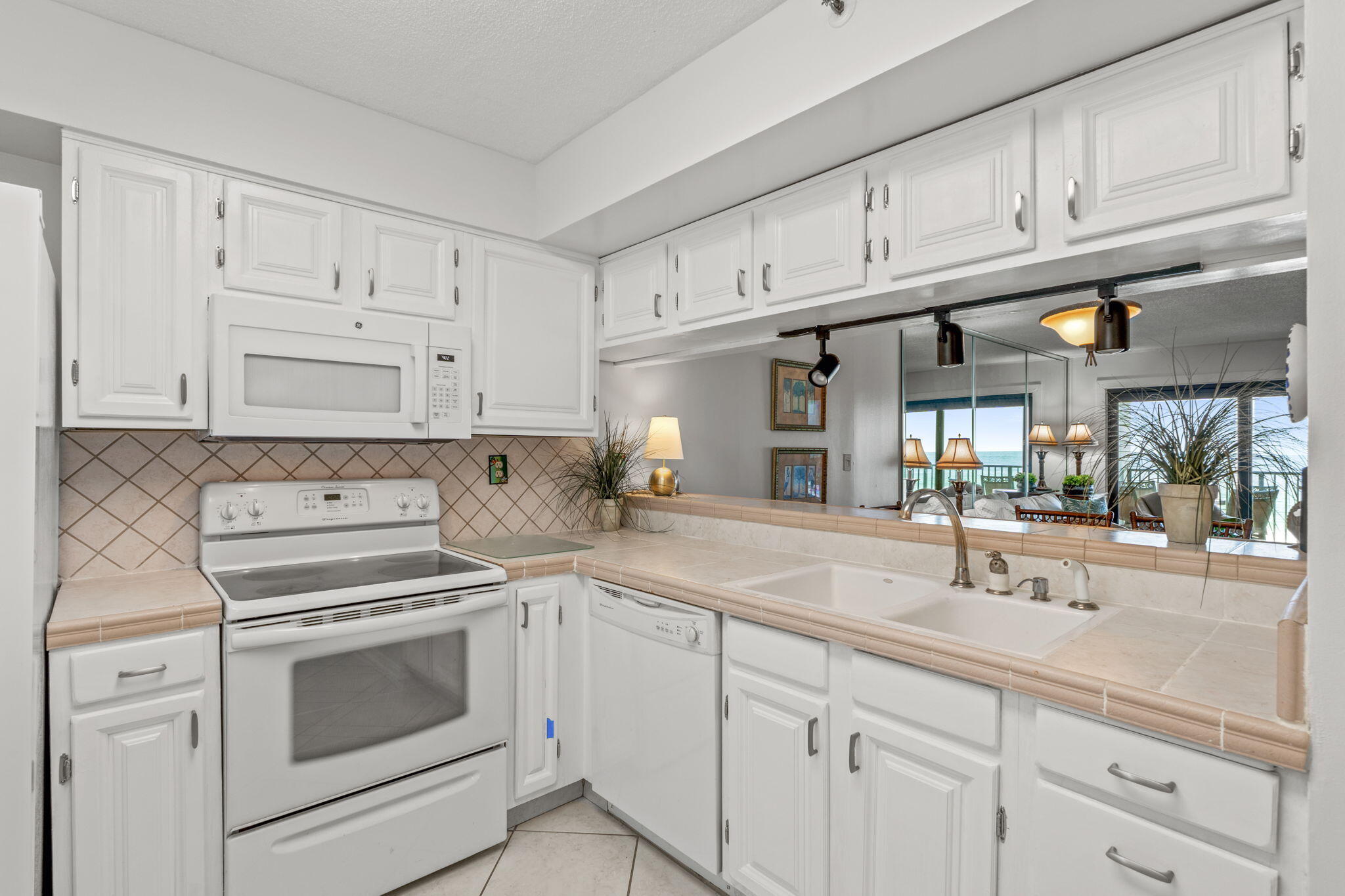 EMERALD TOWERS UNIT 405 - Residential