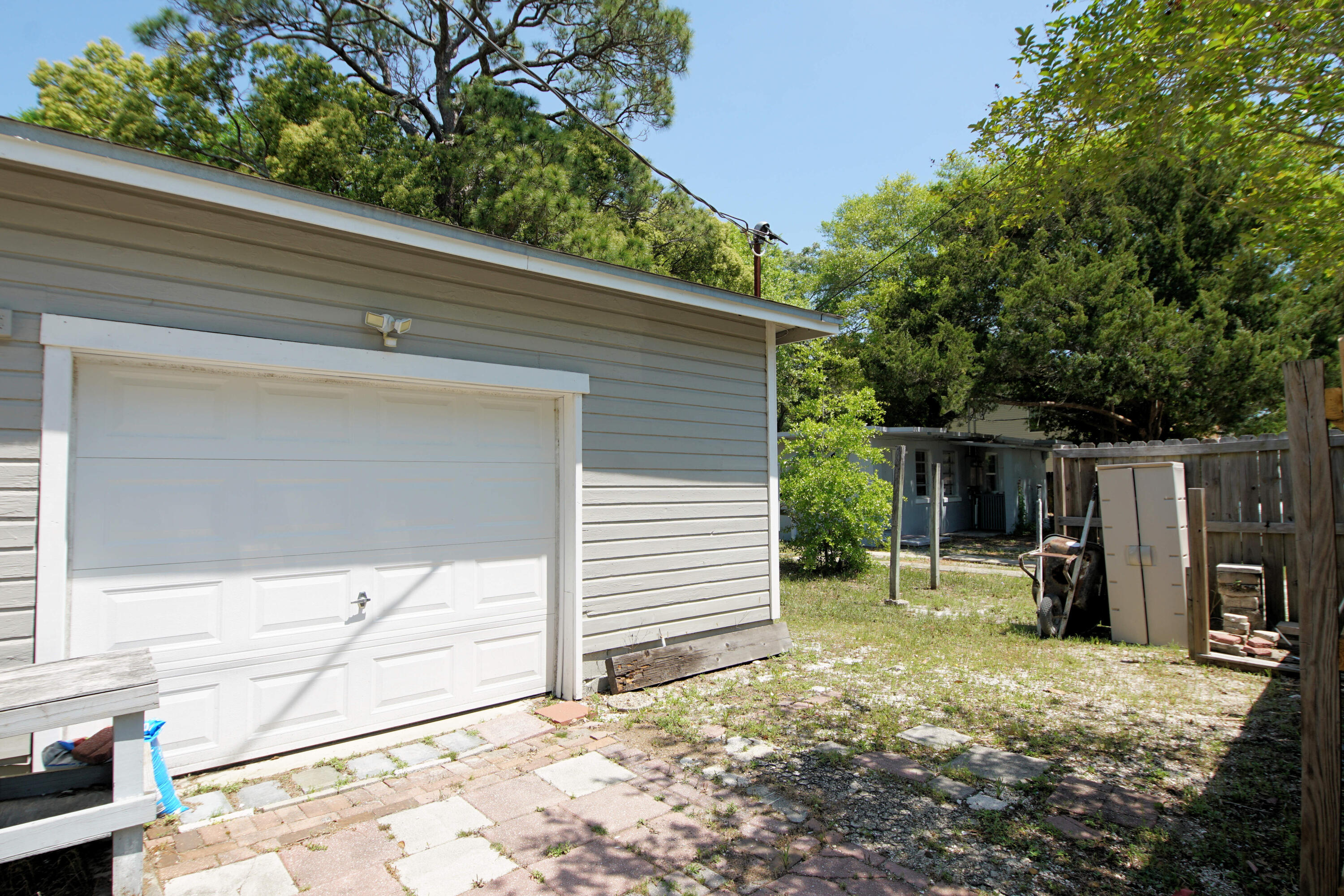 ELLIOTTS POINT - Residential Lease