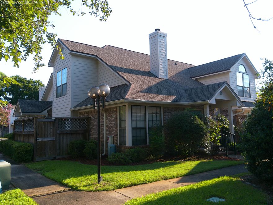 2 Bed, 2 Bath Townhouse-Prime Beach & Air Force Base Location! 
Cozy townhouse minutes from the beach and Eglin Air Force Base. Needs a little TLC but with the spacious layout there is great potential. Sold As-is