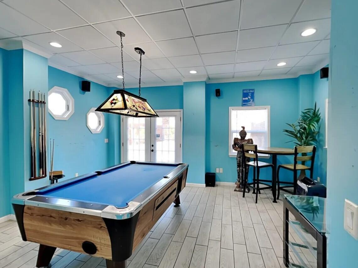 HOLIDAY BEACH UNIT 16 - Residential