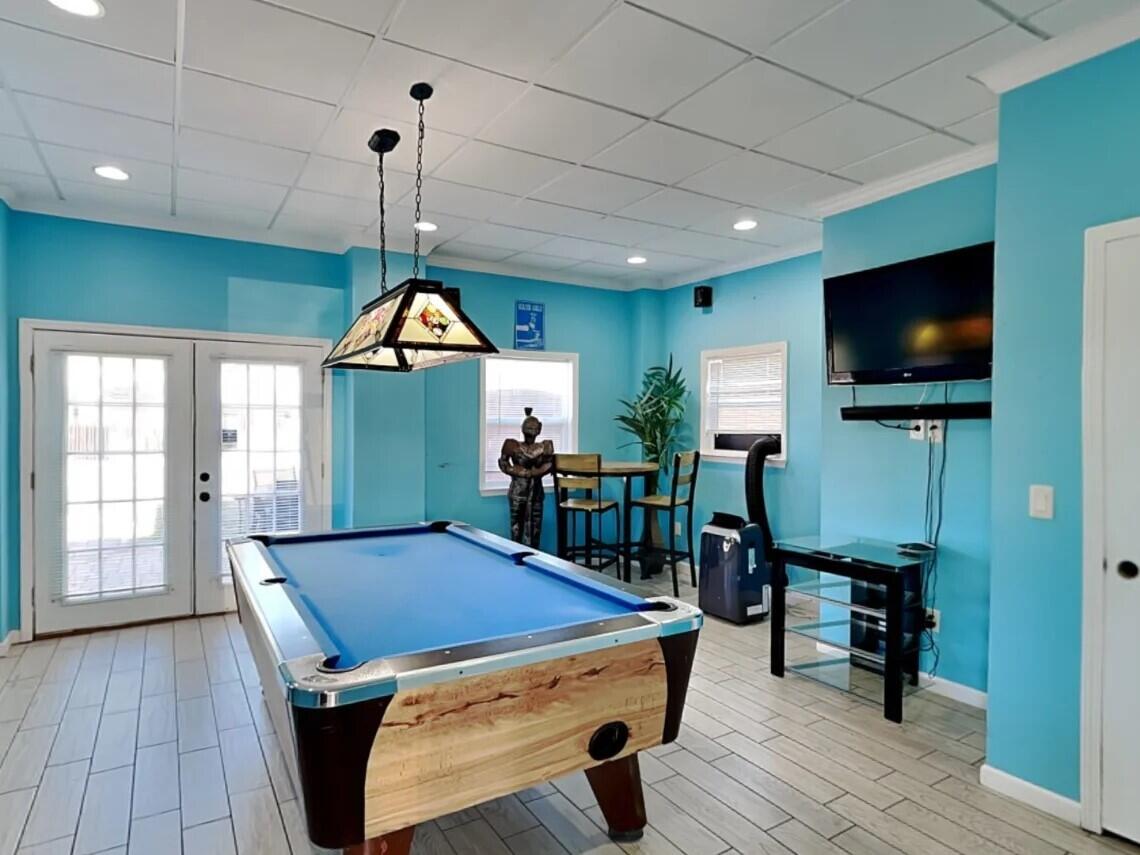 HOLIDAY BEACH UNIT 16 - Residential