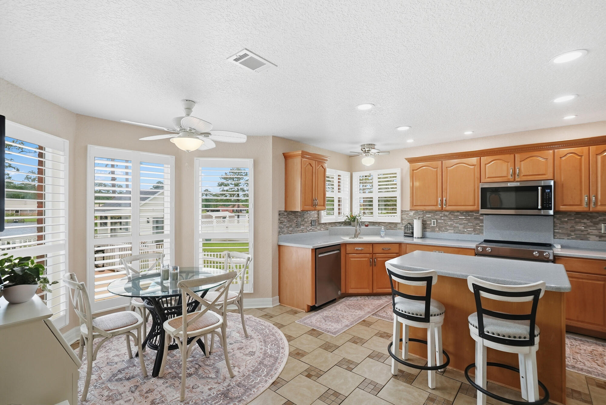 TEN LAKE ESTATES/LAKESHORE GARDENS - Residential