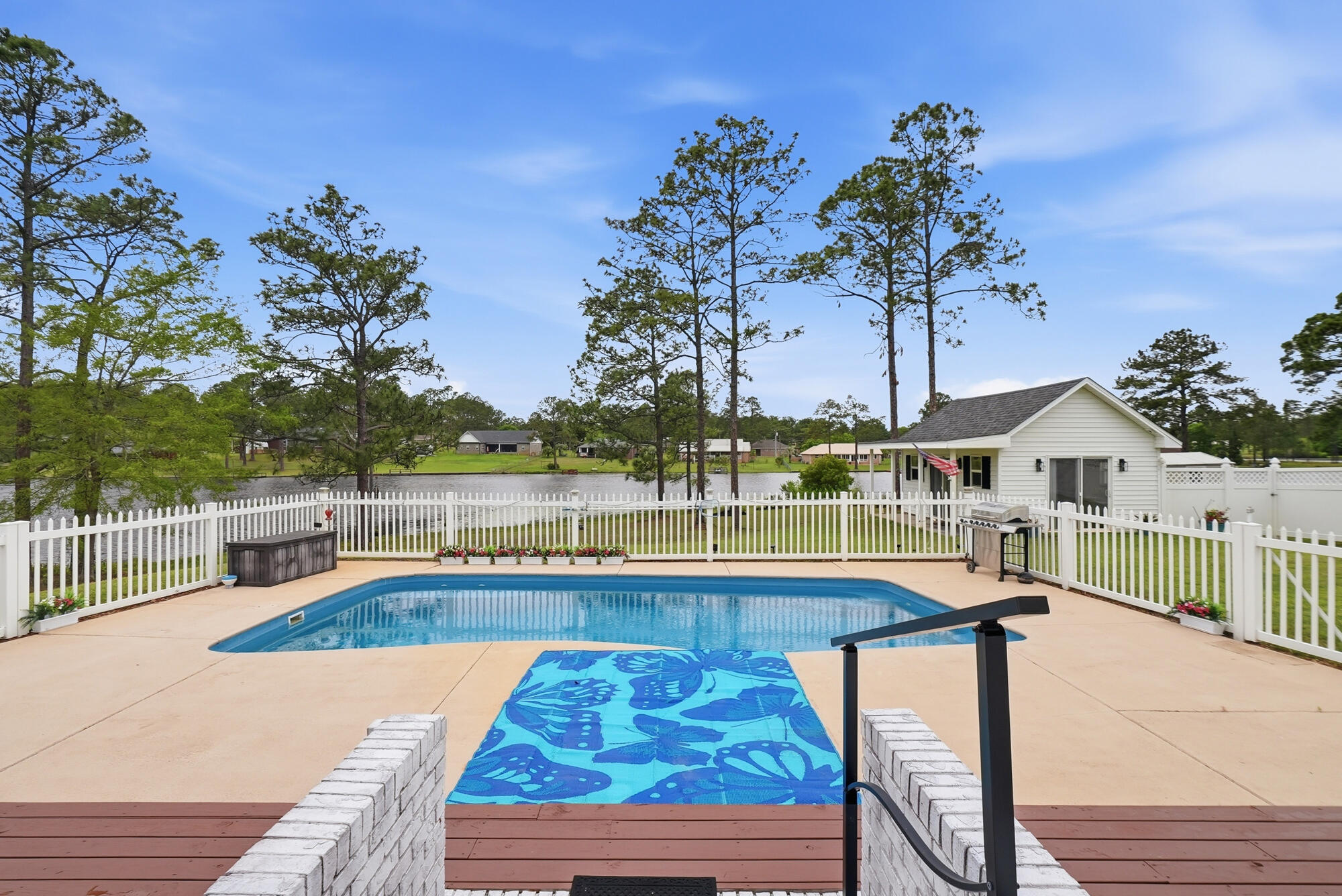 TEN LAKE ESTATES/LAKESHORE GARDENS - Residential