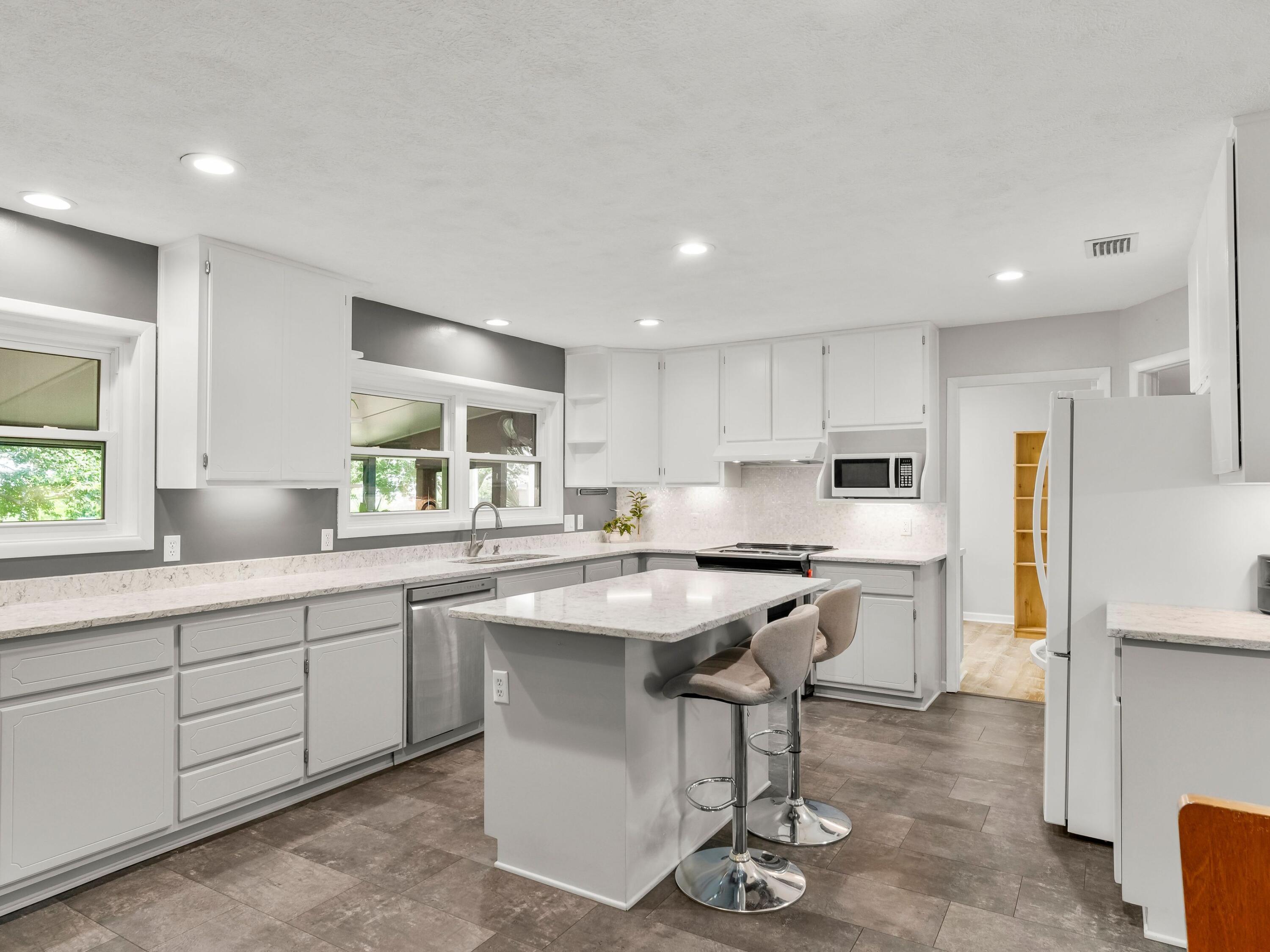 BAYWOOD SHORE ESTATES - Residential