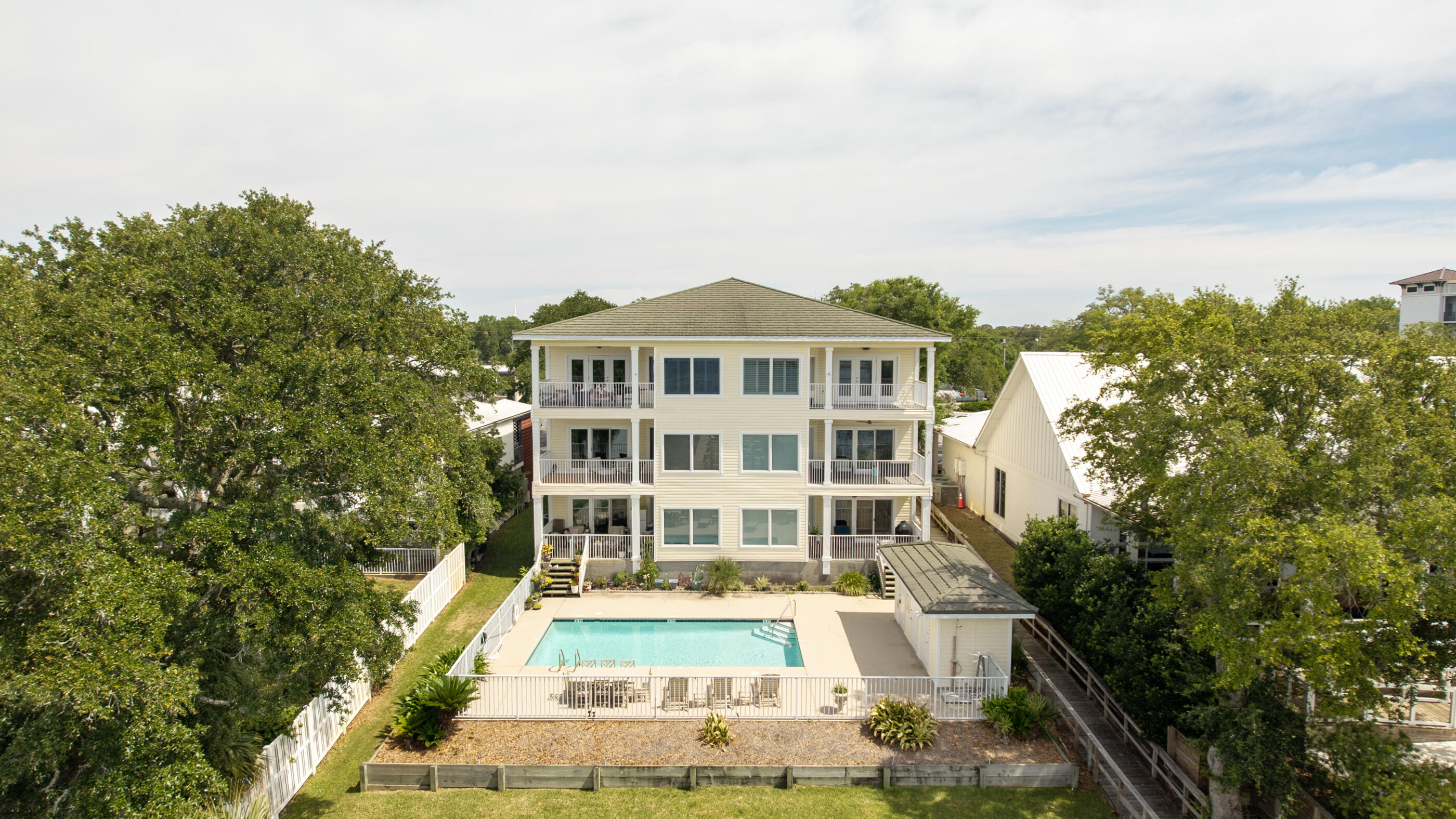THE SOUND CONDOMINIUM - Residential