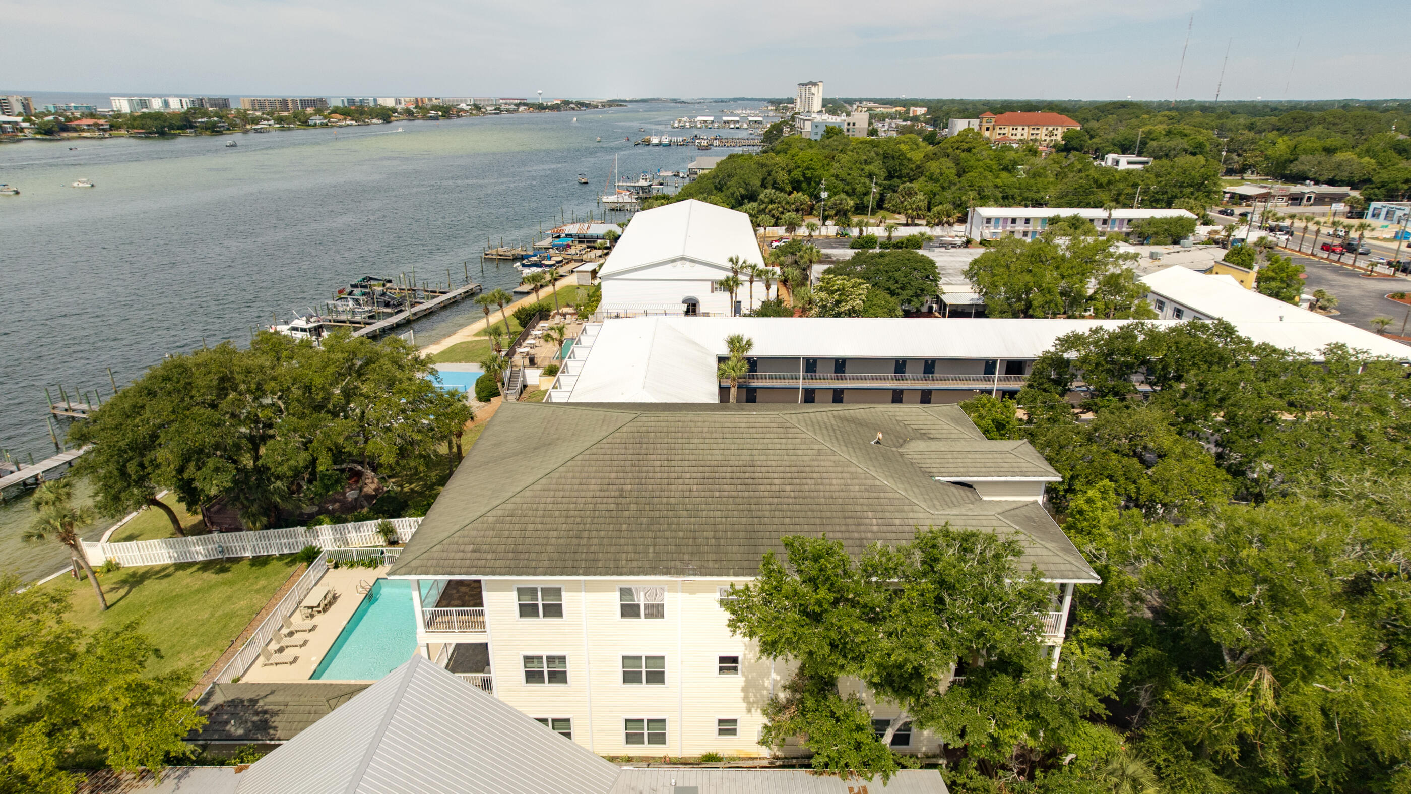 THE SOUND CONDOMINIUM - Residential
