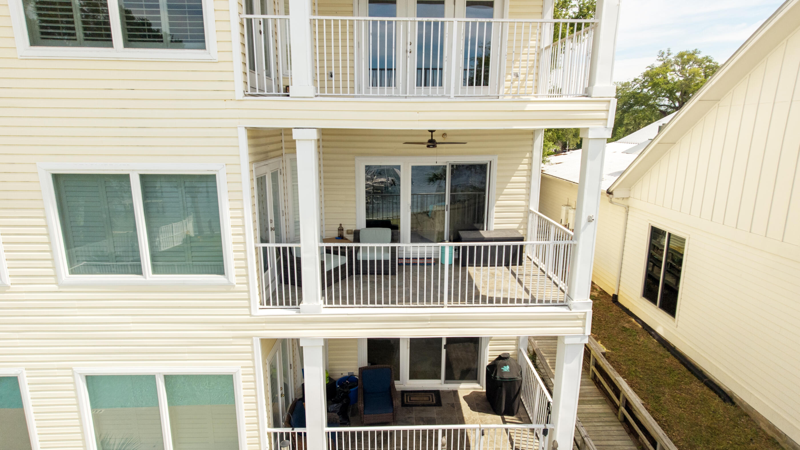 THE SOUND CONDOMINIUM - Residential