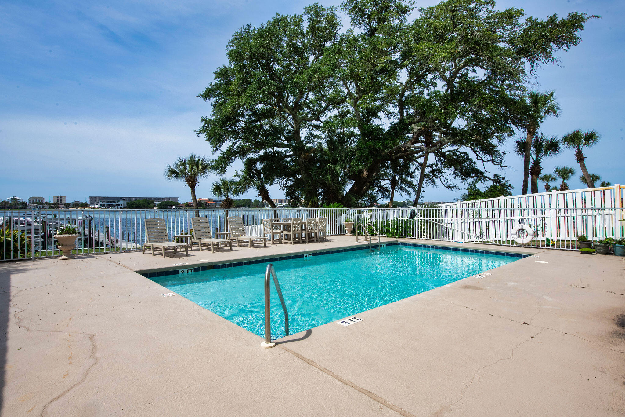 THE SOUND CONDOMINIUM - Residential