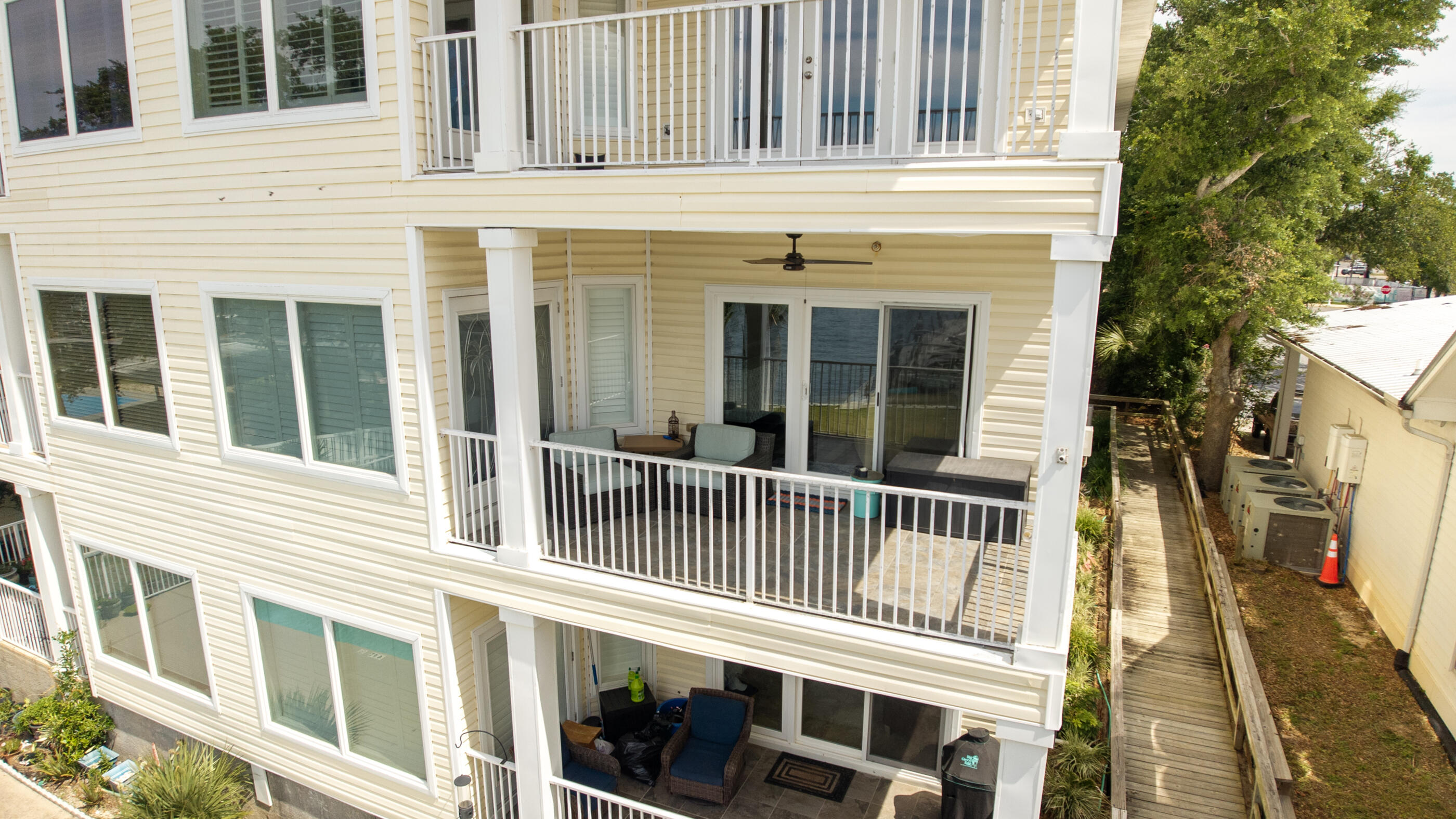 THE SOUND CONDOMINIUM - Residential