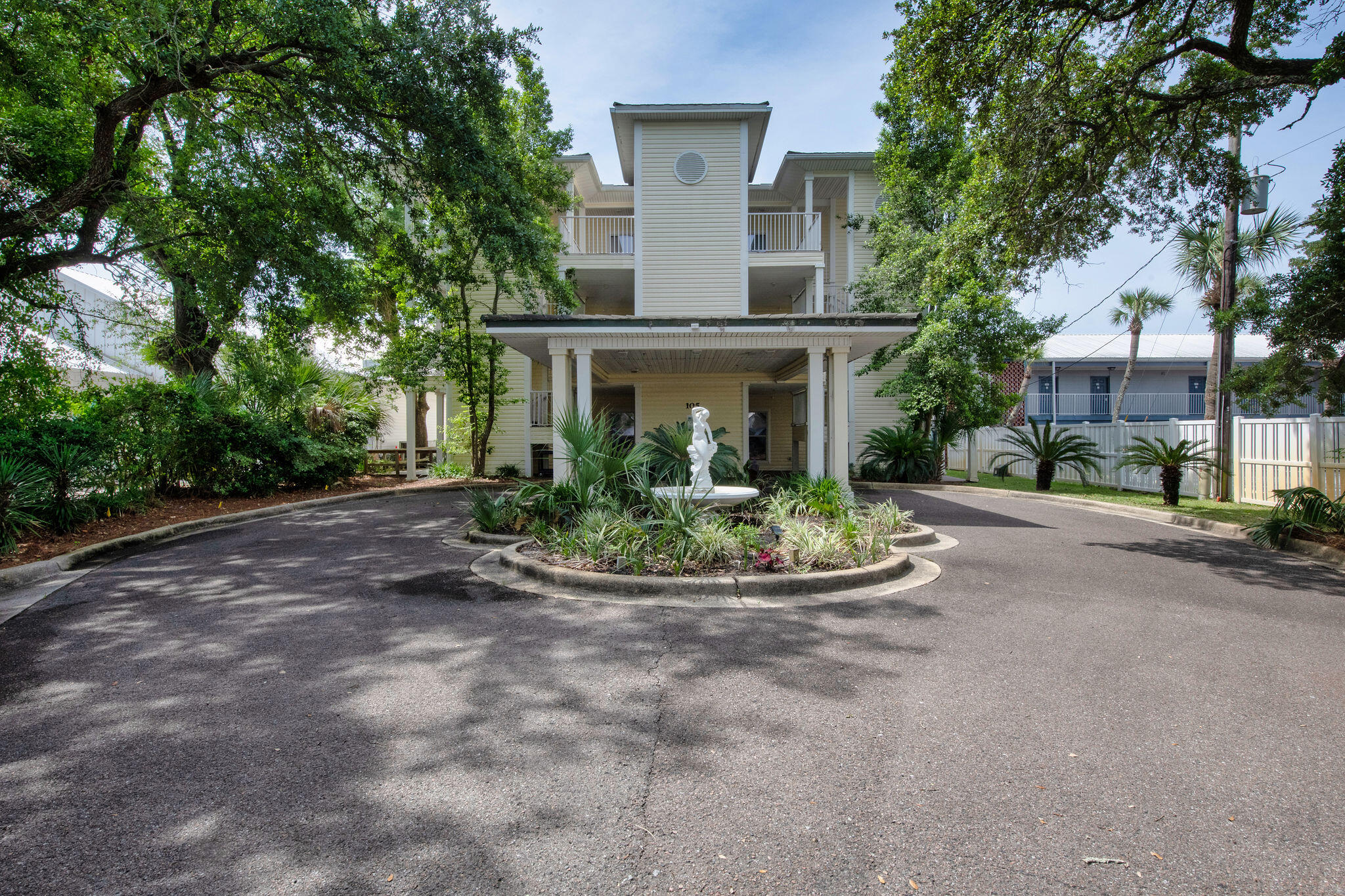 THE SOUND CONDOMINIUM - Residential