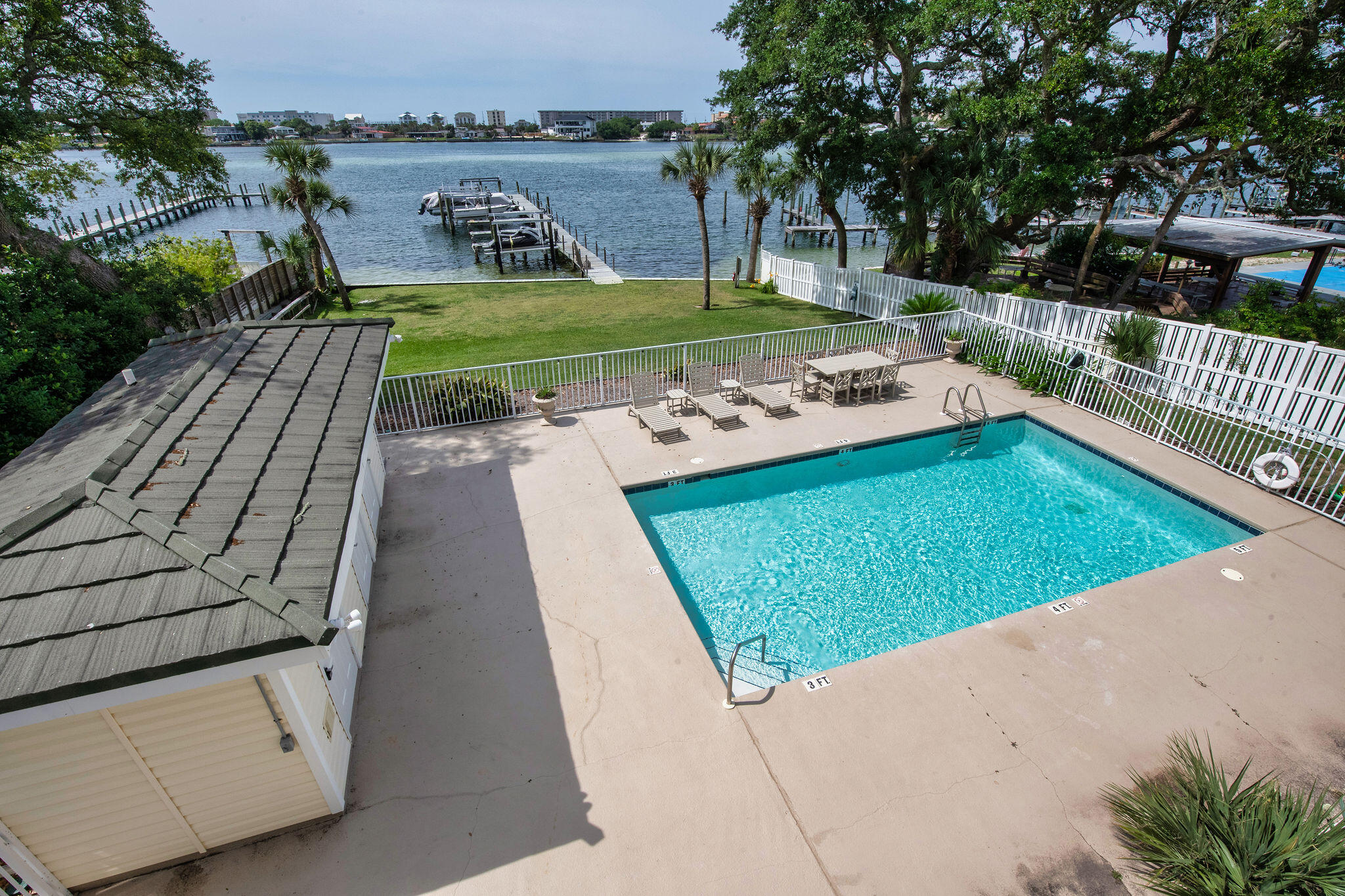 THE SOUND CONDOMINIUM - Residential