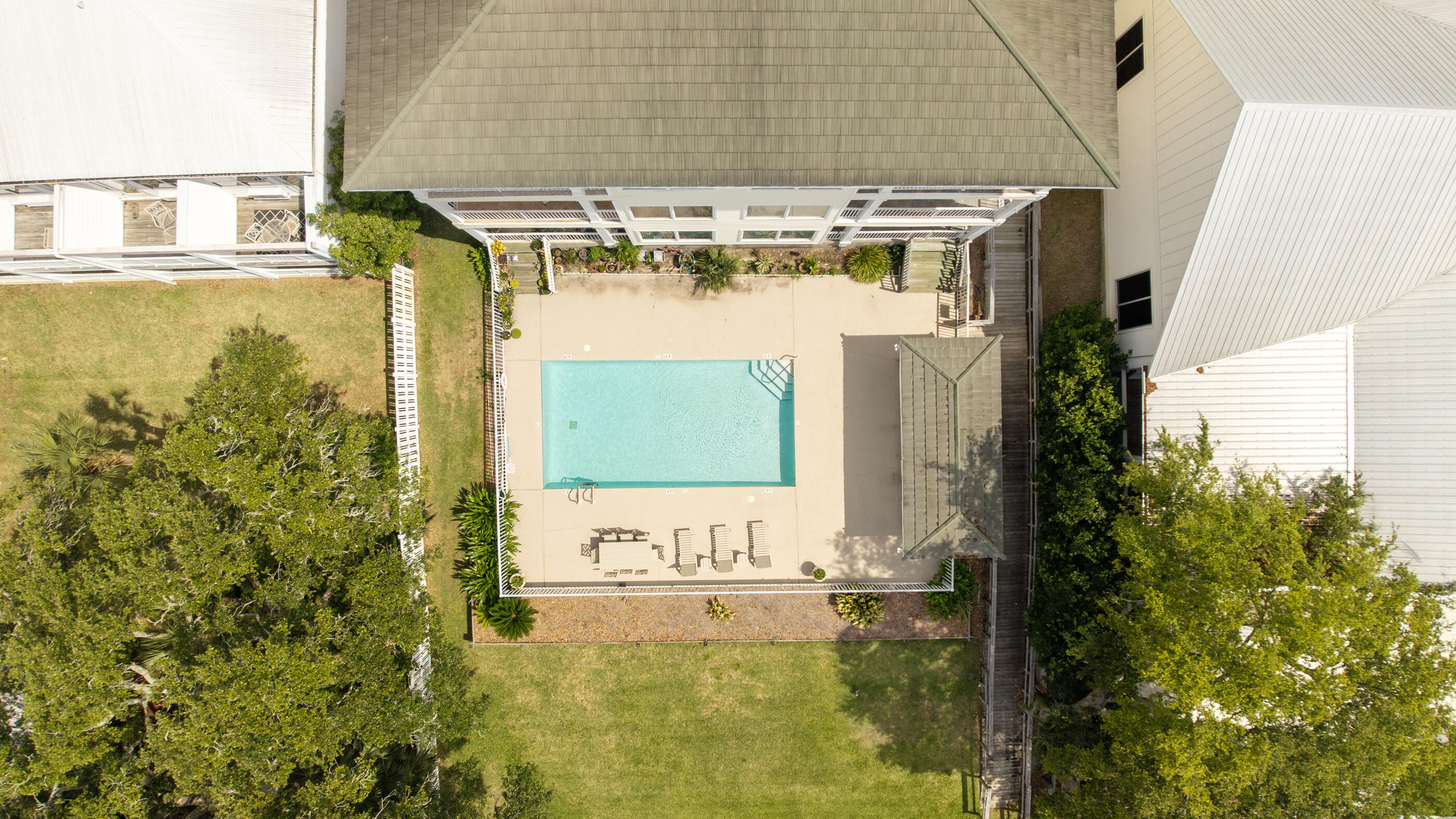 THE SOUND CONDOMINIUM - Residential
