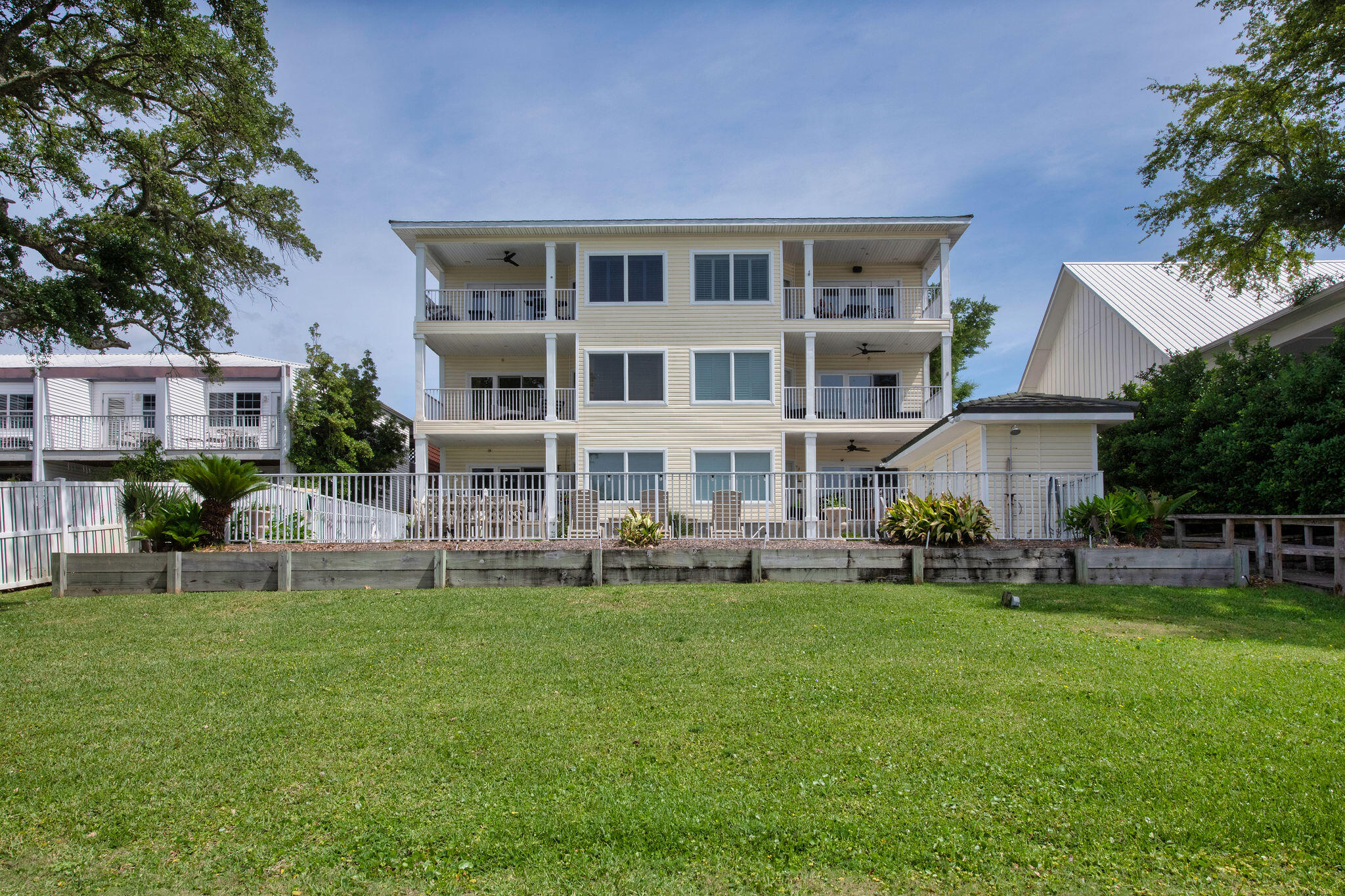 THE SOUND CONDOMINIUM - Residential
