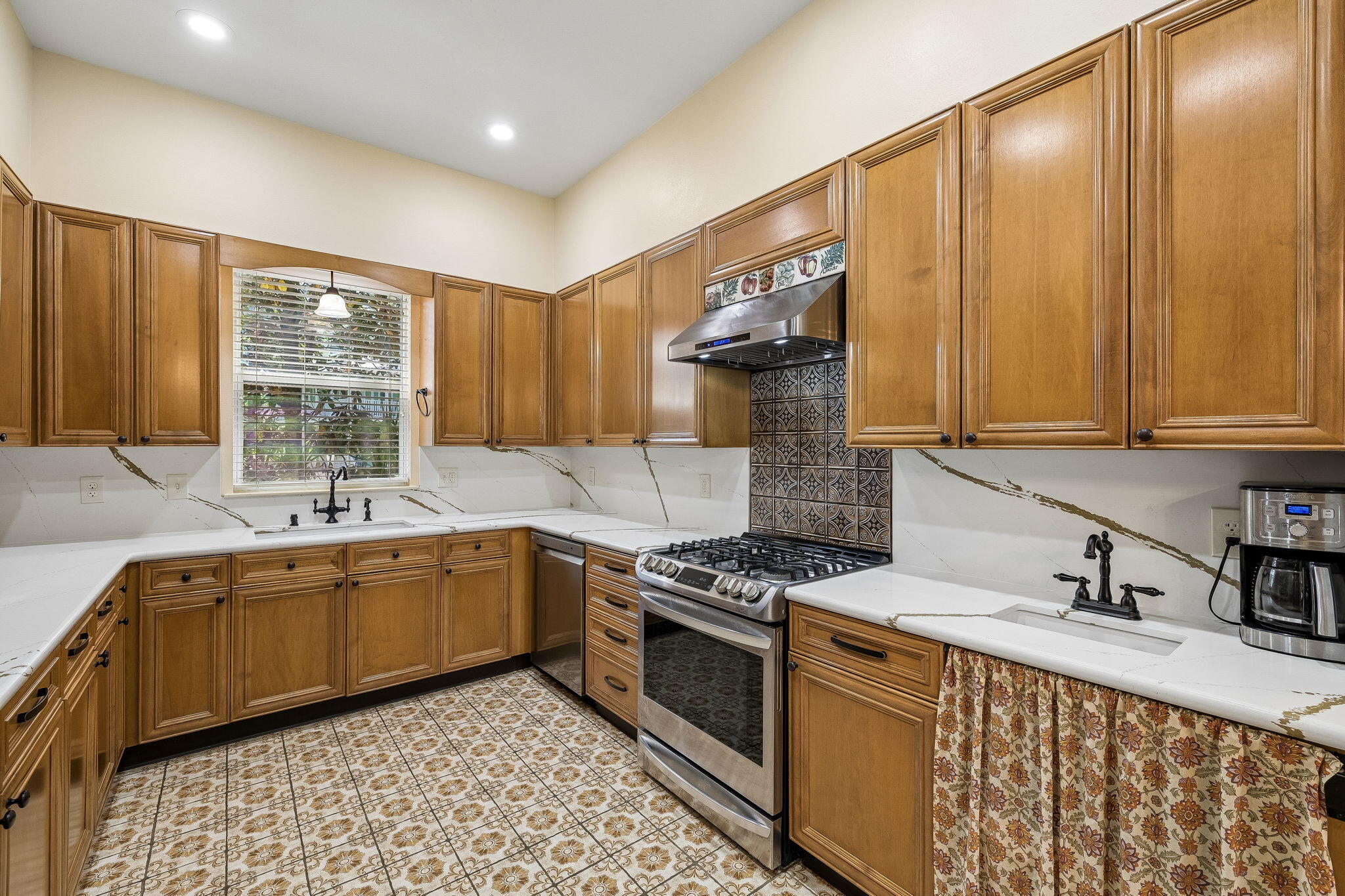 FAIRWAY VILLAS - Residential