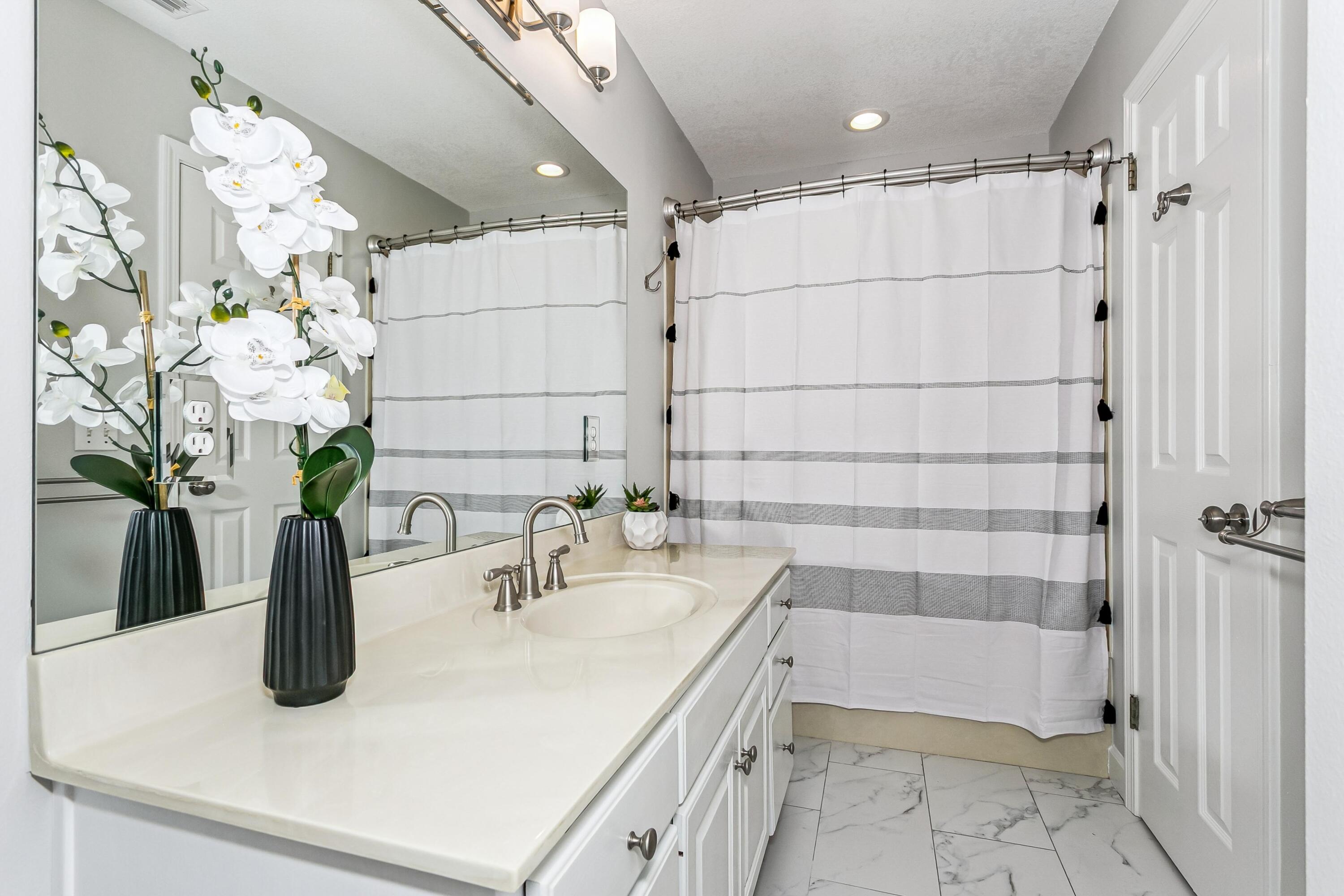 LAKE WAY VILLAS 3 - Residential