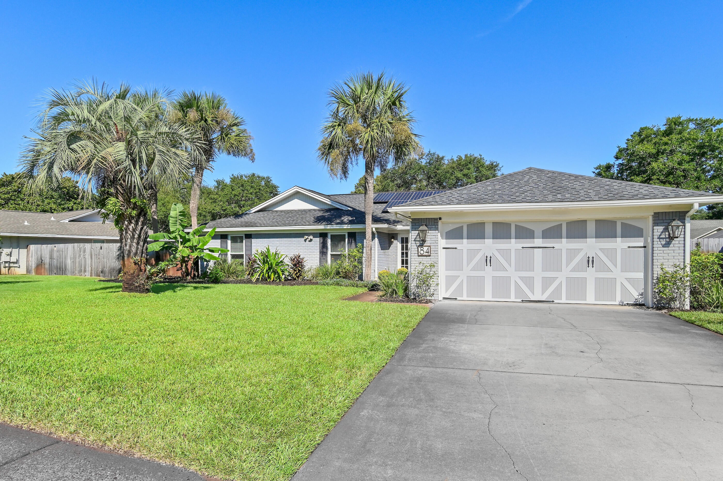 84 W Country Club Drive