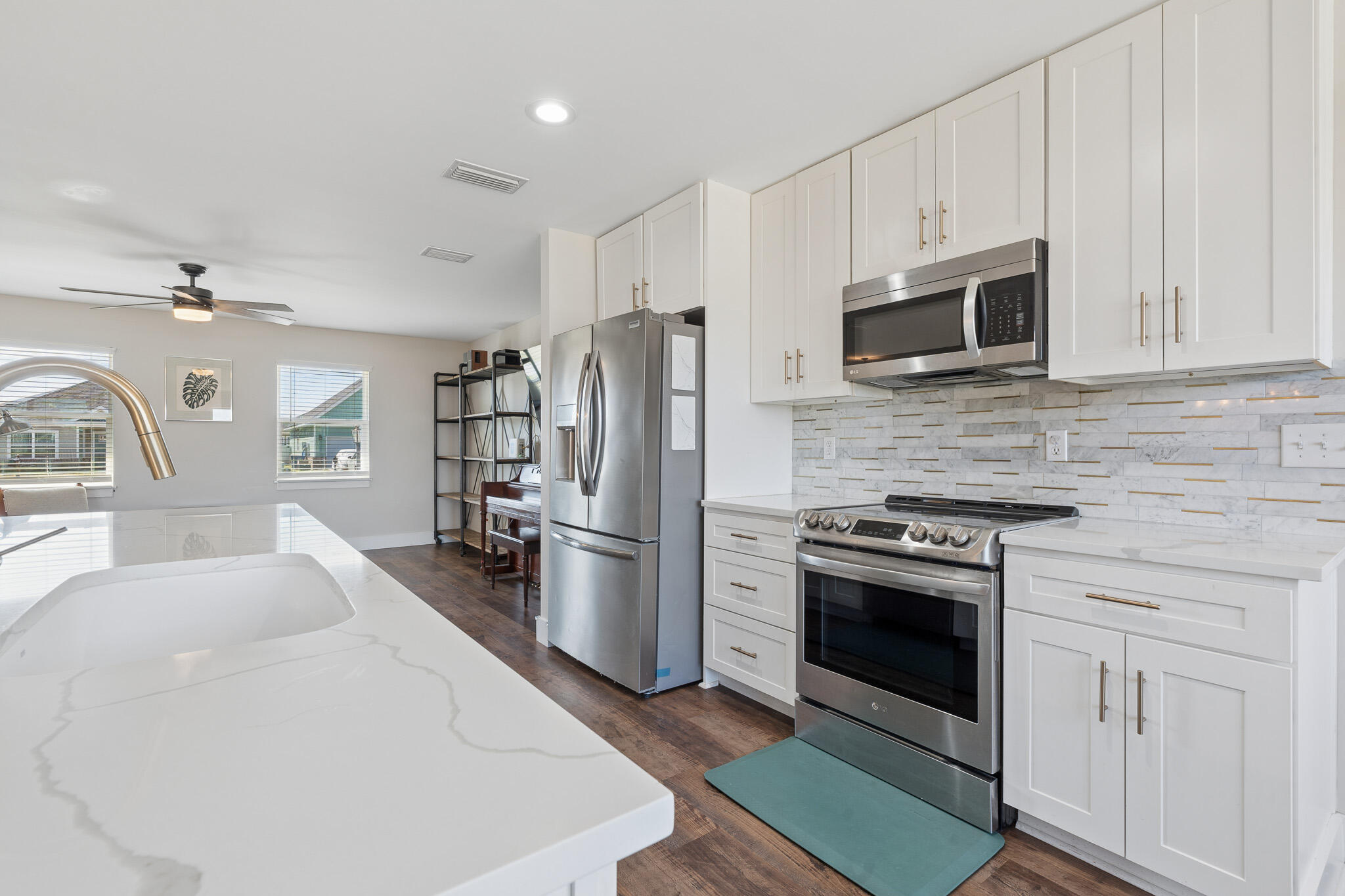 COLLEGE POINT - Residential