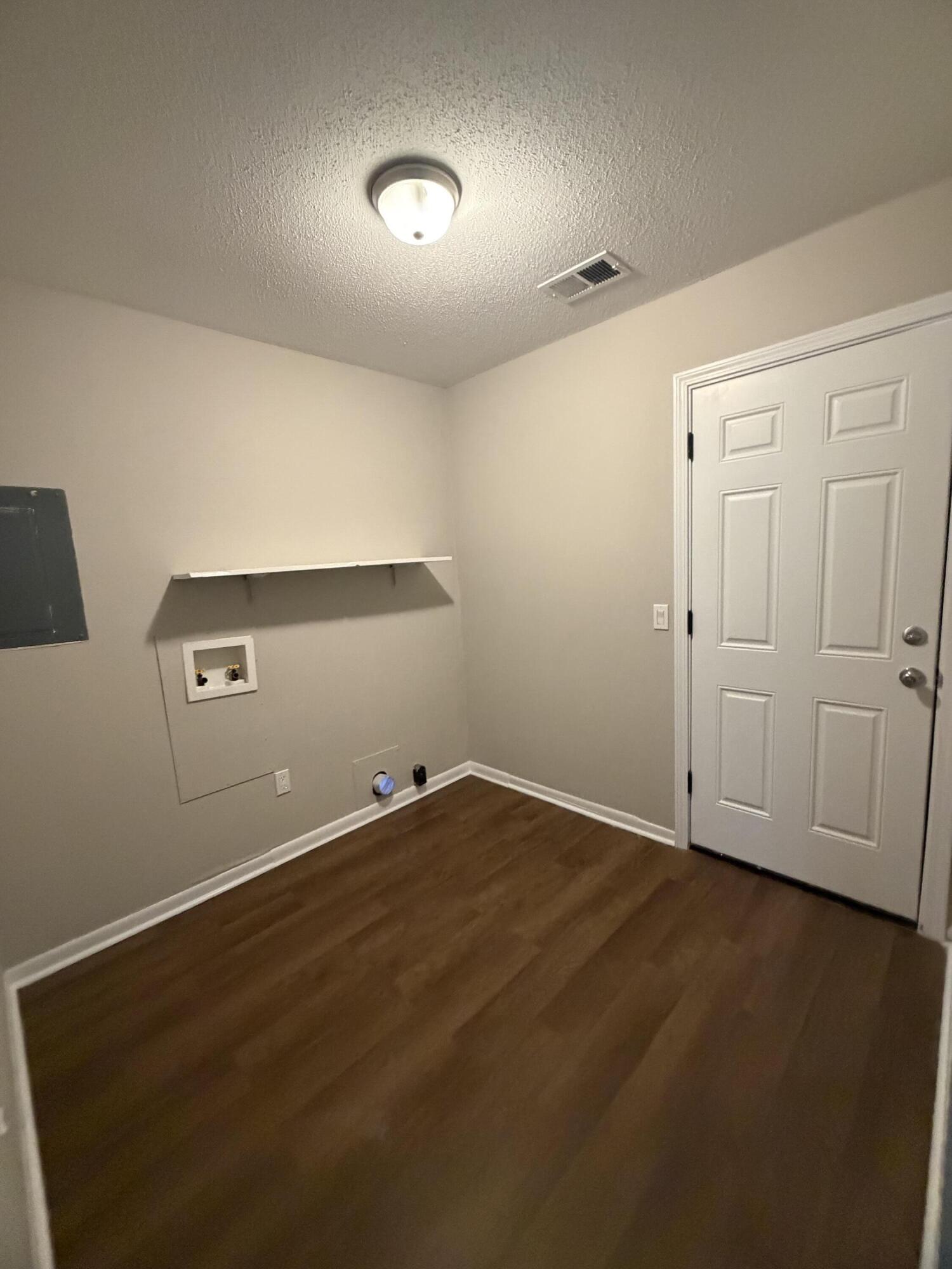 HAMPTONS TOWNHOMES THE - Residential Lease