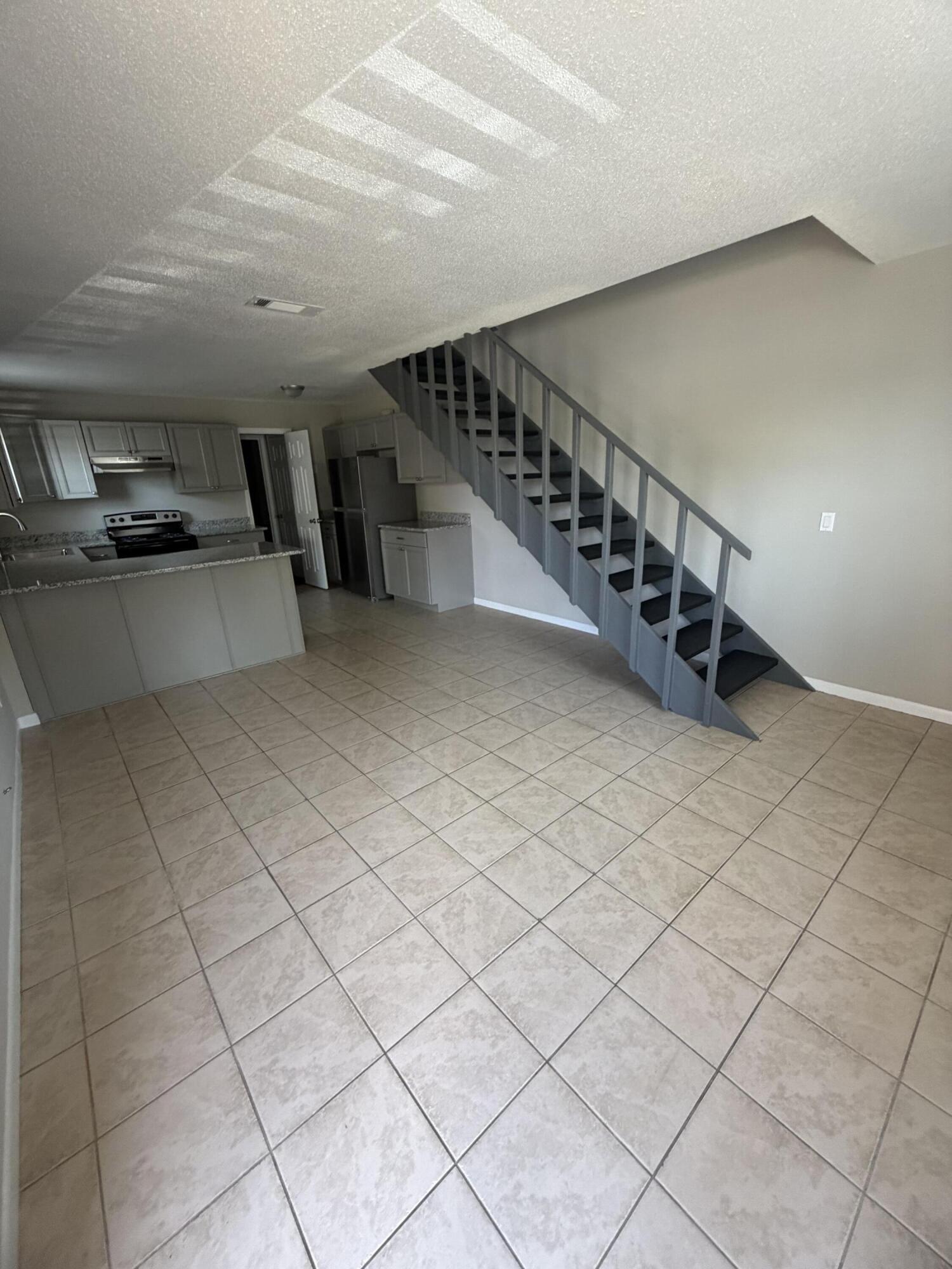 HAMPTONS TOWNHOMES THE - Residential Lease