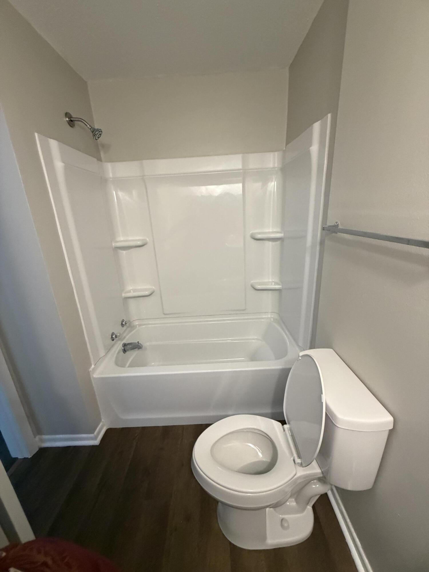 HAMPTONS TOWNHOMES THE - Residential Lease