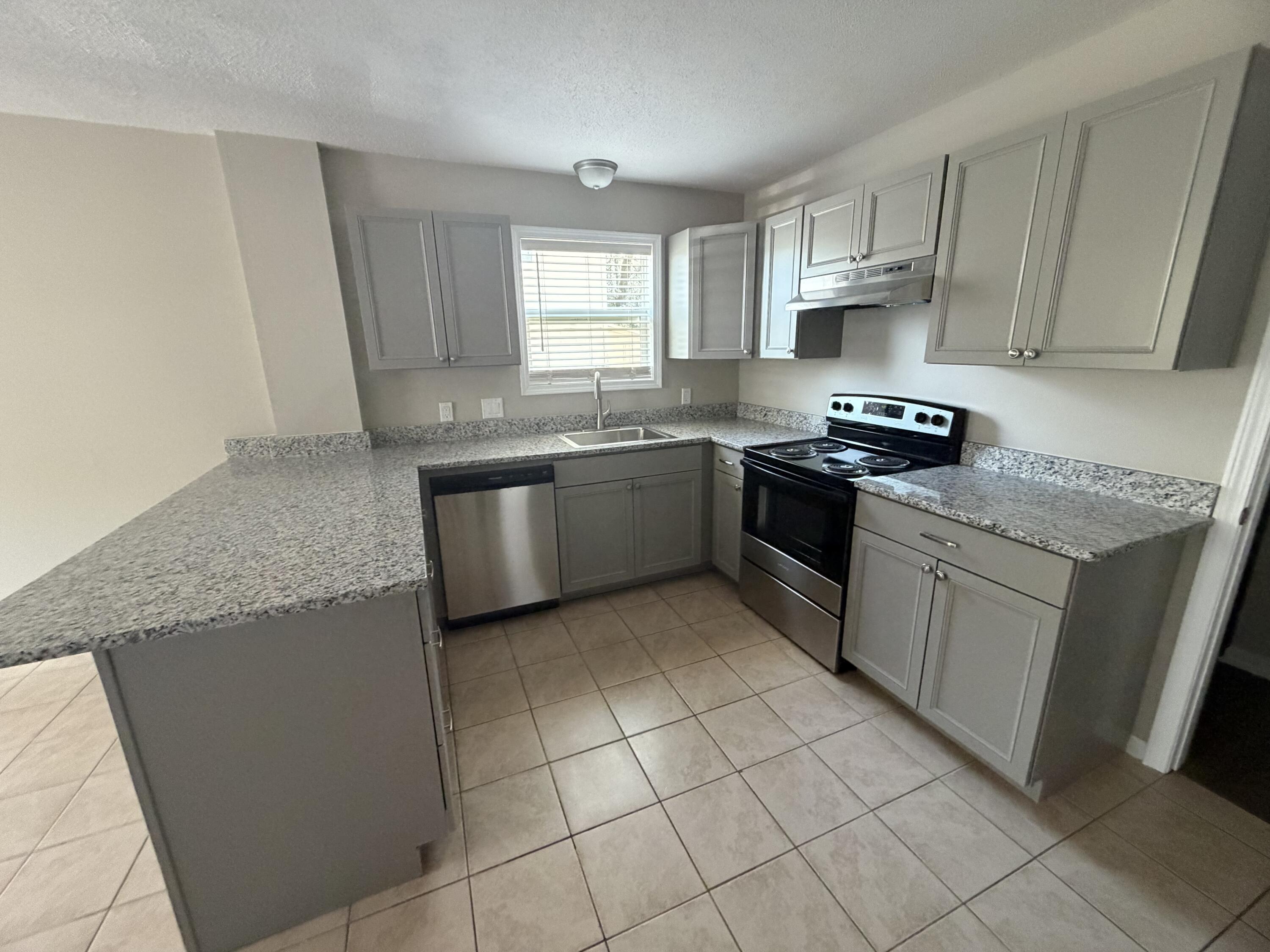 HAMPTONS TOWNHOMES THE - Residential Lease