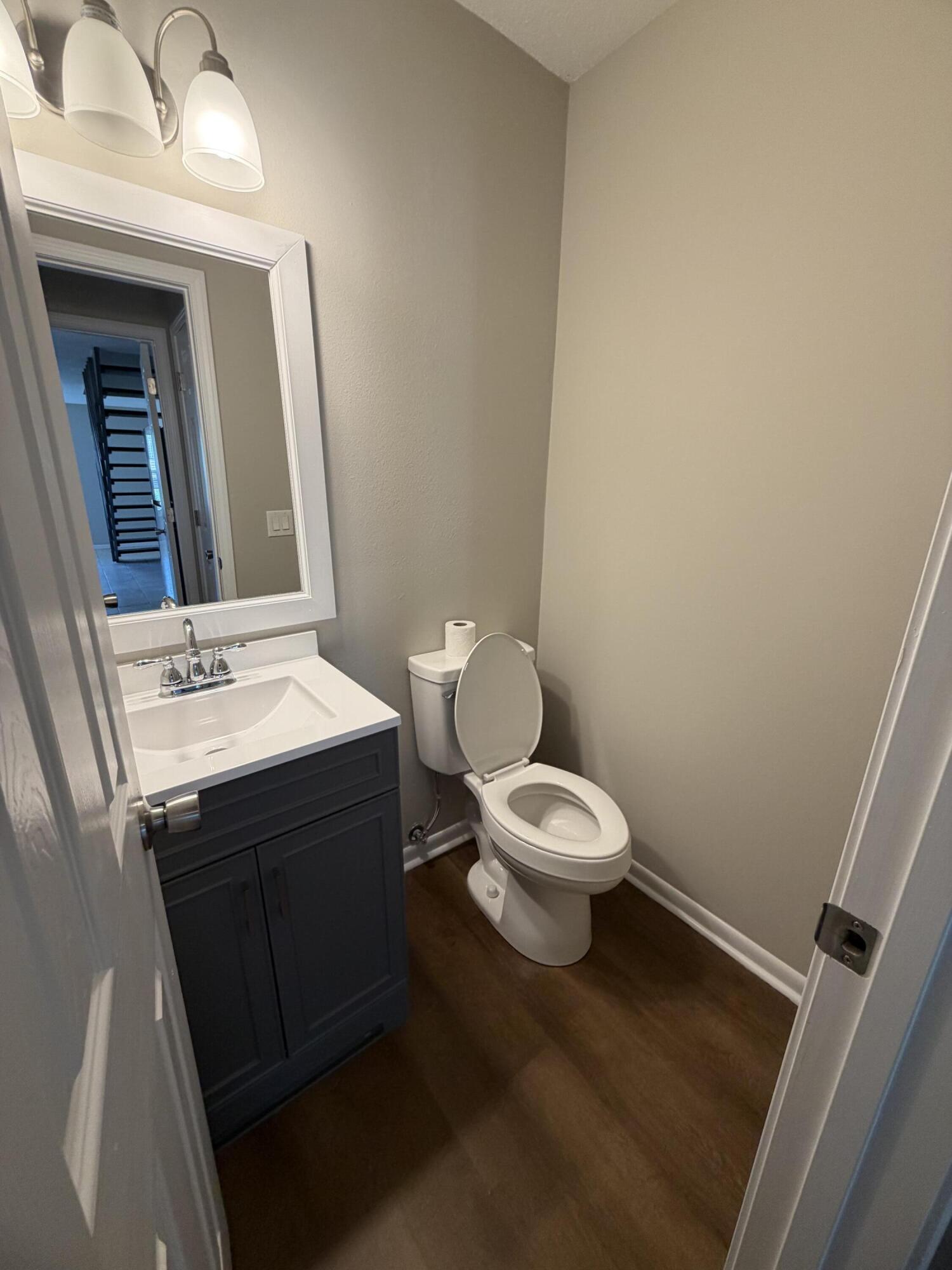 HAMPTONS TOWNHOMES THE - Residential Lease