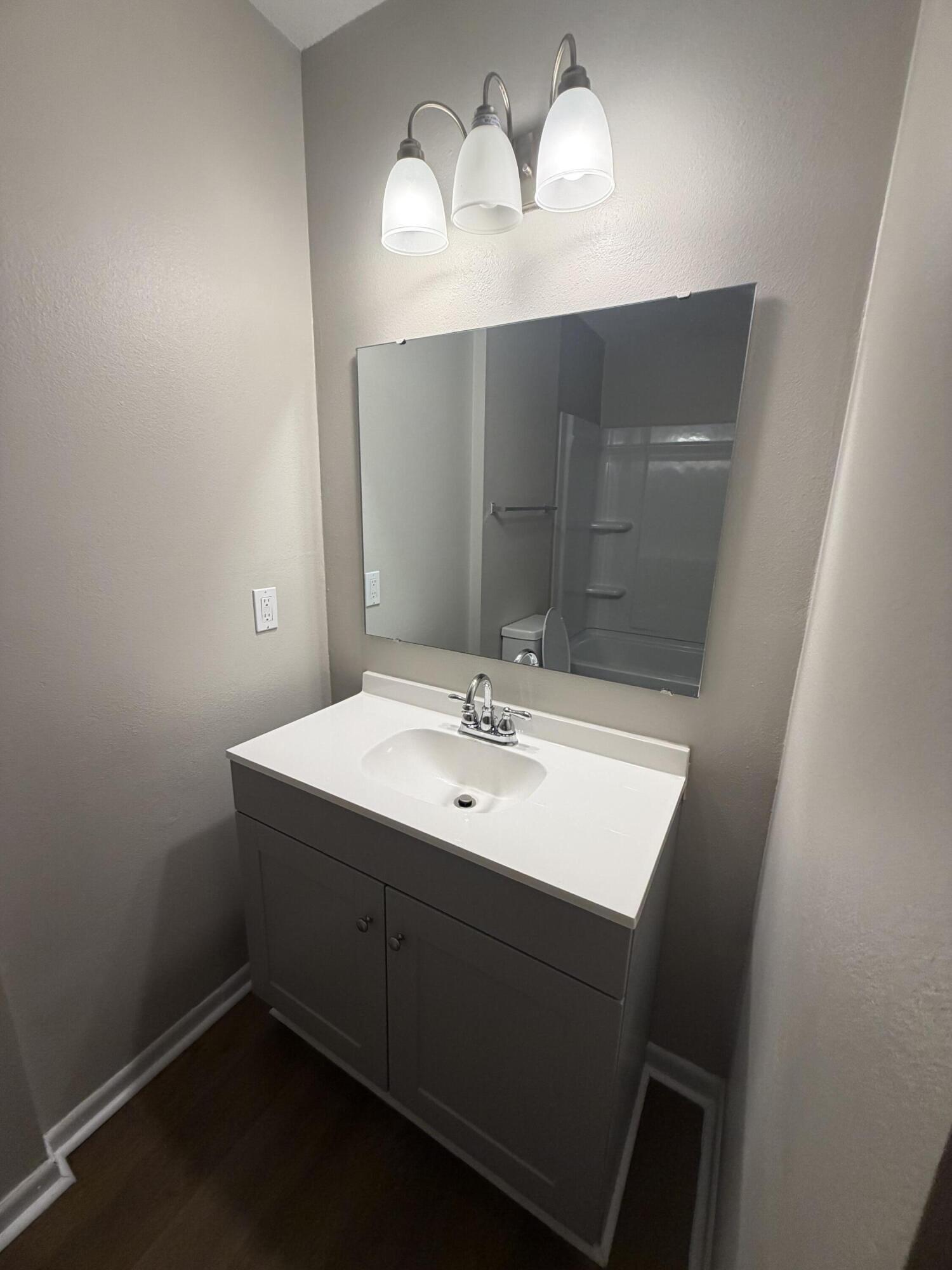 HAMPTONS TOWNHOMES THE - Residential Lease