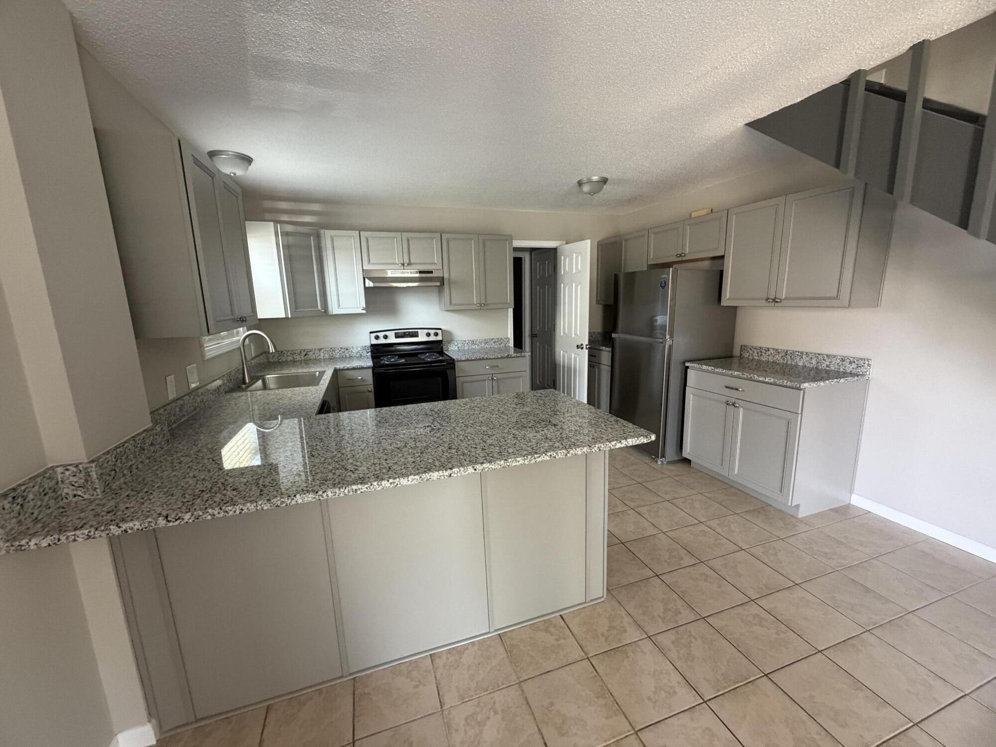 HAMPTONS TOWNHOMES THE - Residential Lease