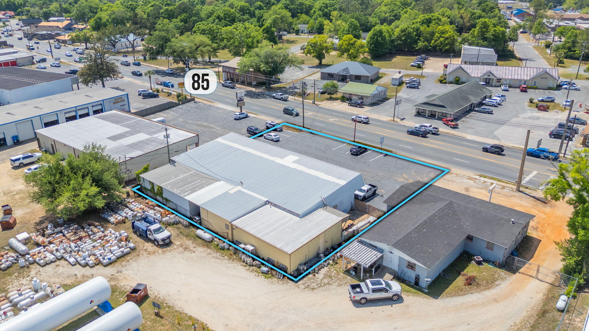 Main image without alt text