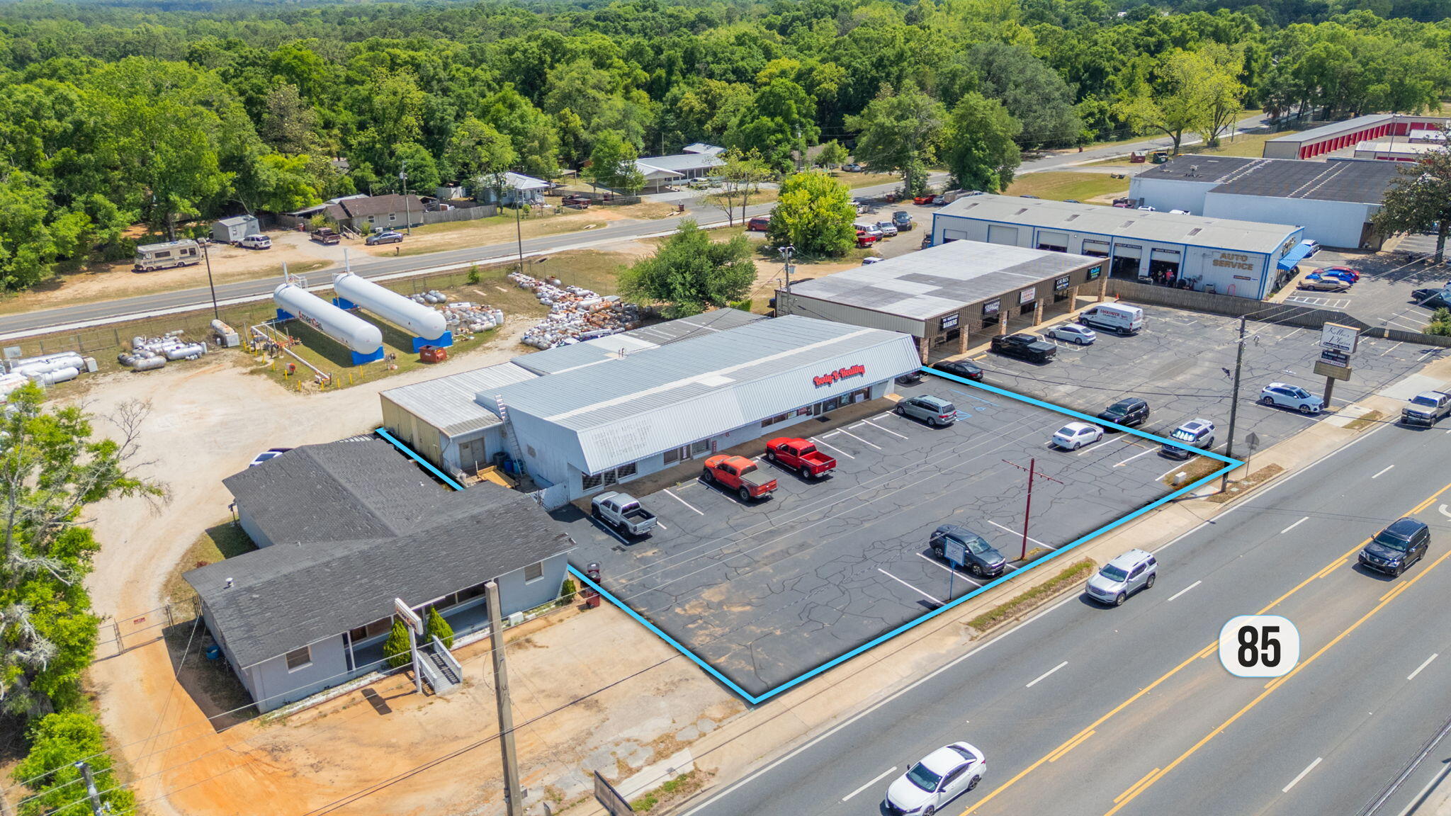 Main image without alt text