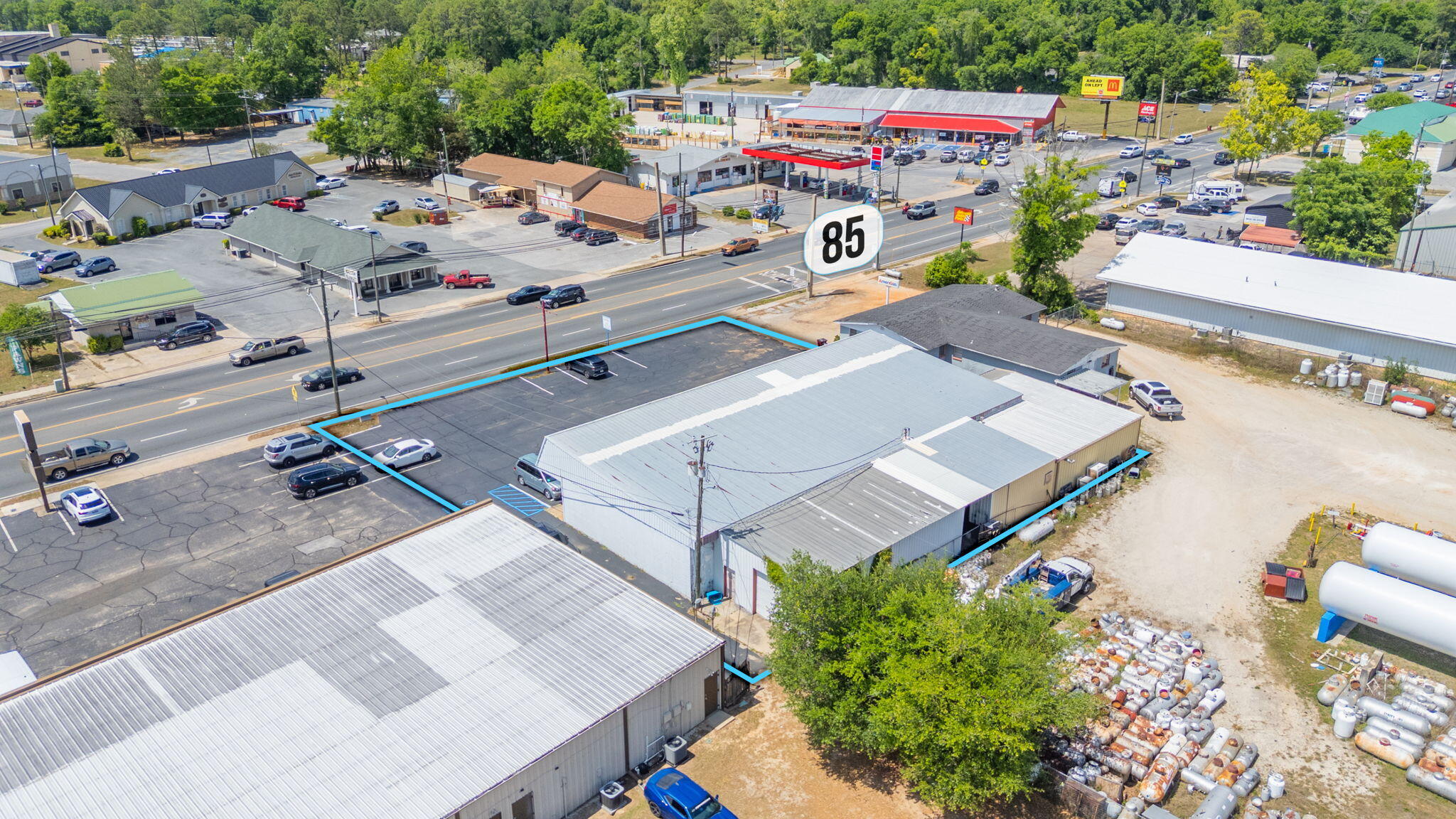 Main image without alt text