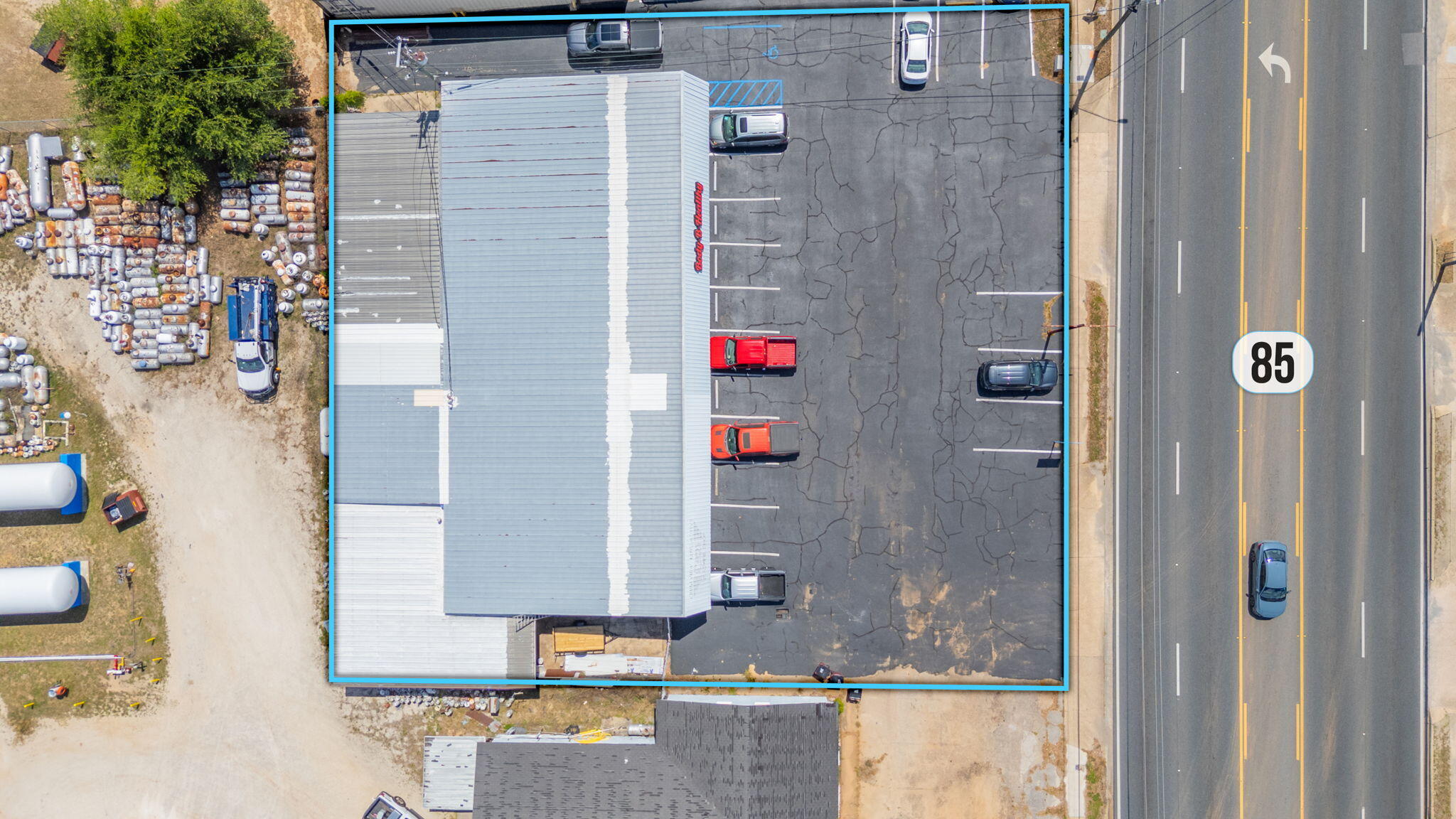 Main image without alt text