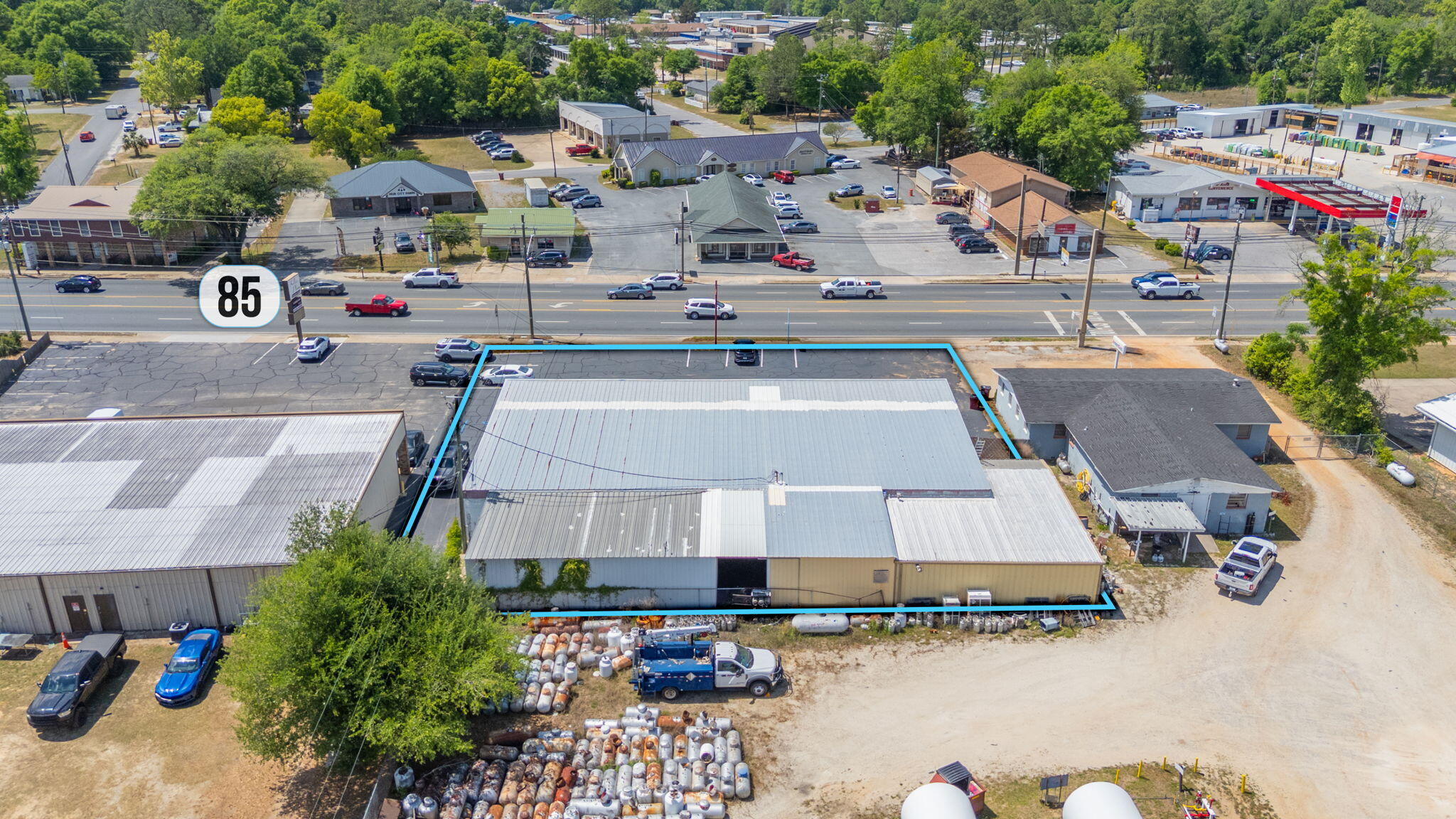 Main image without alt text