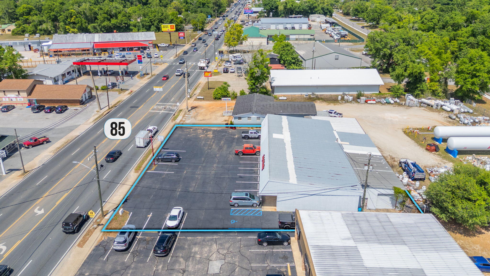 Main image without alt text