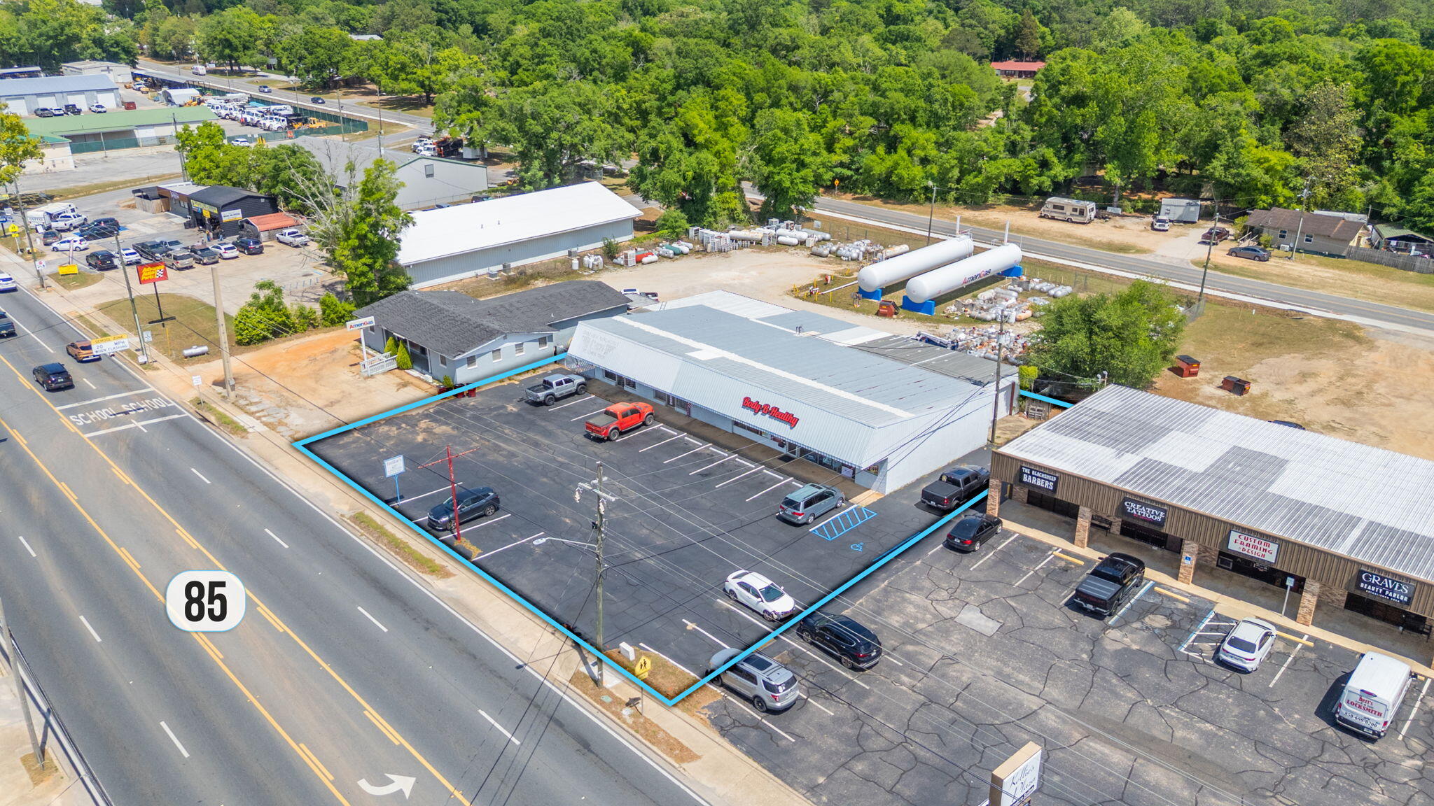 Main image without alt text