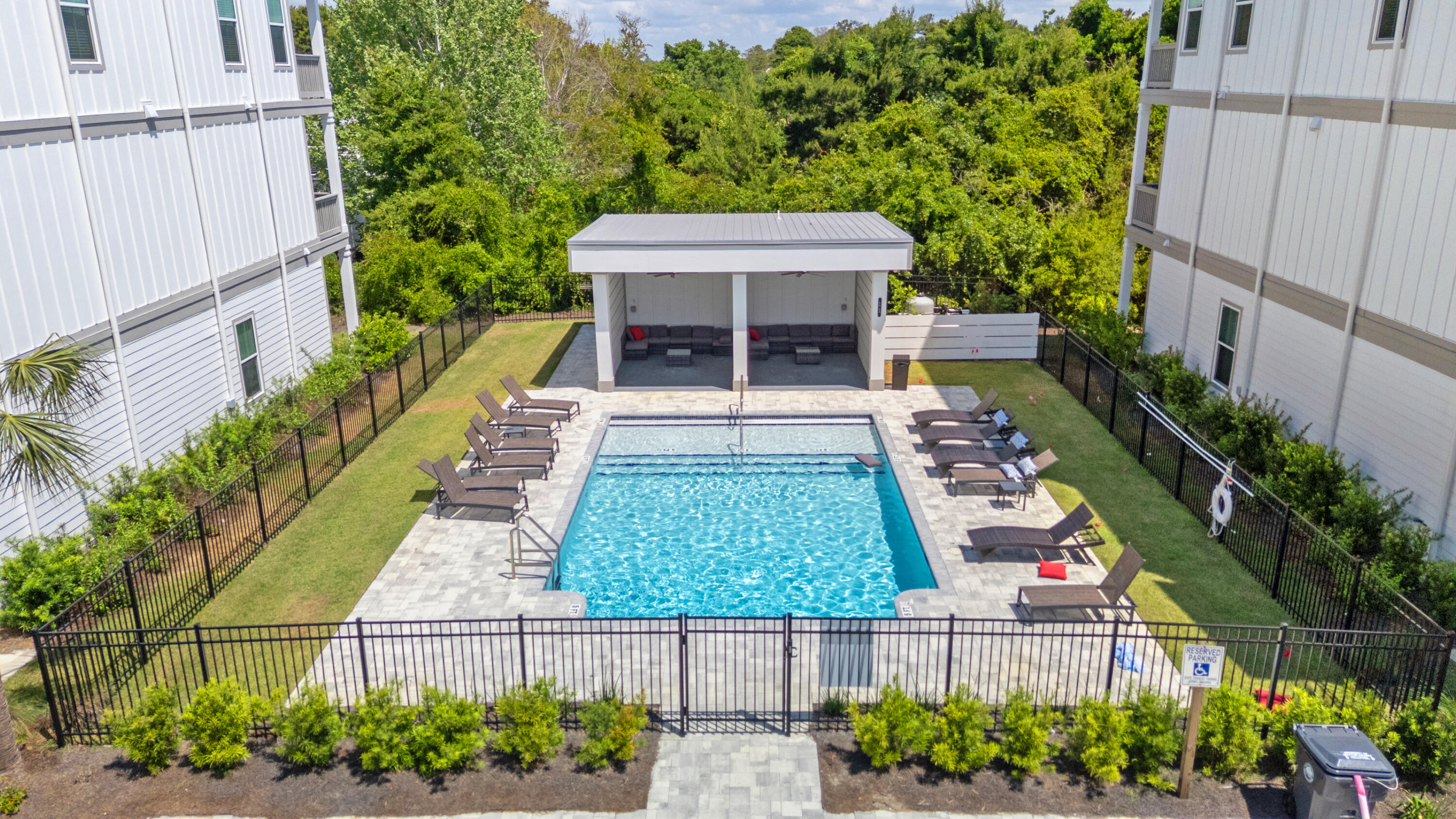 TWIN PALMS - Residential