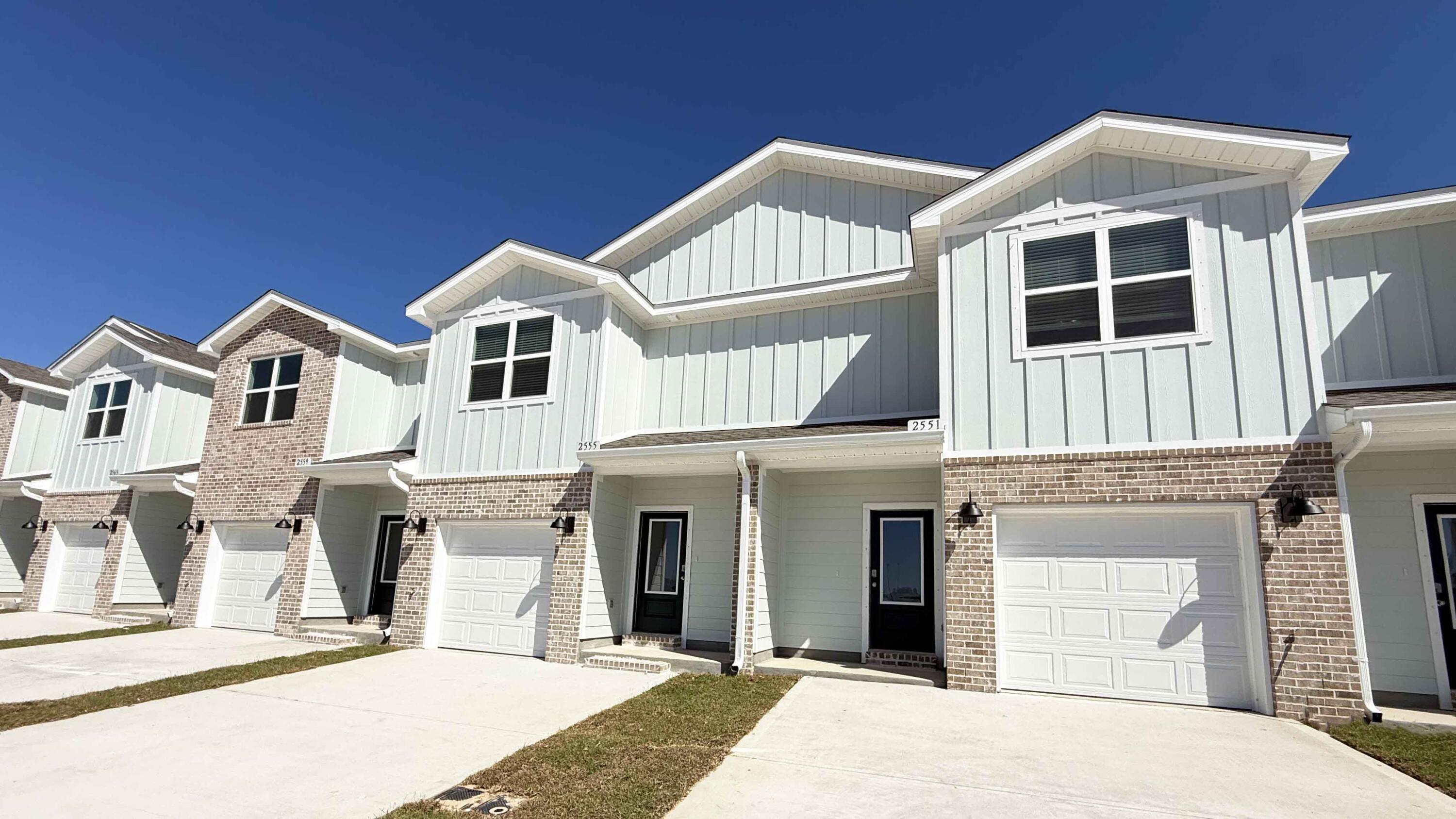 2406 Cliff Hollow Circle